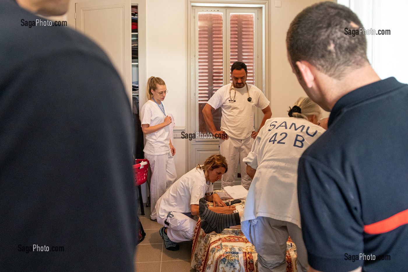 HOMME PRIS DE DOULEURS ABDOMINALES, PRISE EN CHARGE PAR LE SAMU ET LES SAPEURS-POMPIERS DU CENTRE D'INTERVENTION ET DE SECOURS DE ROANNE, LOIRE, FRANCE 