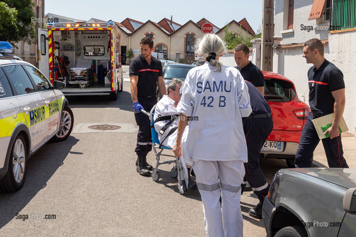 HOMME PRIS DE DOULEURS ABDOMINALES, PRISE EN CHARGE PAR LE SAMU ET LES SAPEURS-POMPIERS DU CENTRE D'INTERVENTION ET DE SECOURS DE ROANNE, LOIRE, FRANCE 