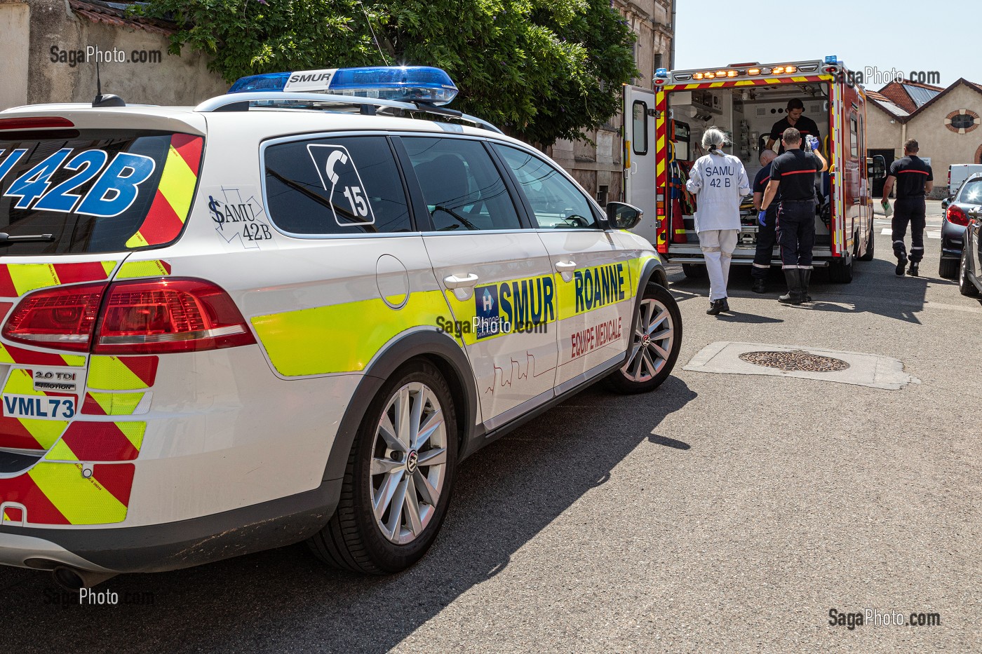 HOMME PRIS DE DOULEURS ABDOMINALES, PRISE EN CHARGE PAR LE SAMU ET LES SAPEURS-POMPIERS DU CENTRE D'INTERVENTION ET DE SECOURS DE ROANNE, LOIRE, FRANCE 