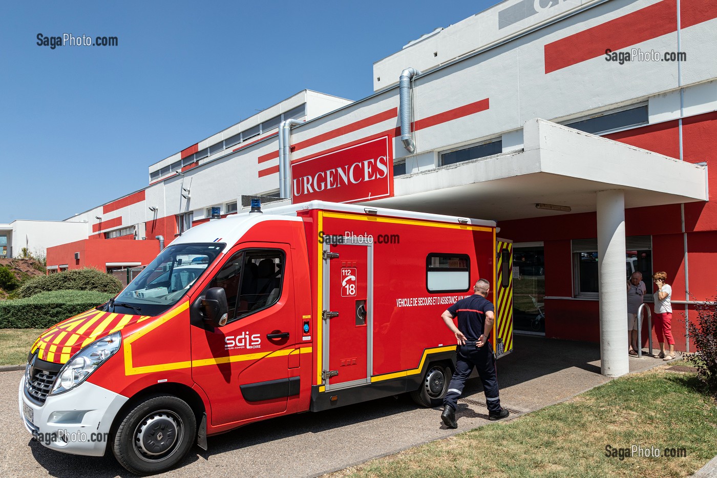 TRANSPORT AUX URGENCES PAR LES SAPEURS-POMPIERS DU CENTRE D'INTERVENTION ET DE SECOURS DE ROANNE, LOIRE, FRANCE 