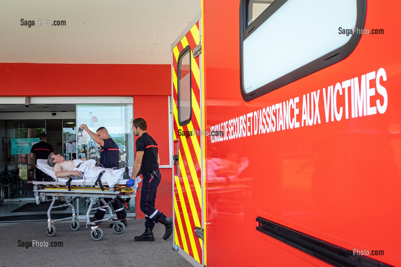 TRANSPORT AUX URGENCES D'UN HOMME PRIS DE DOULEURS ABDOMINALES, PRISE EN CHARGE PAR LES SAPEURS-POMPIERS DU CENTRE D'INTERVENTION ET DE SECOURS DE ROANNE, LOIRE, FRANCE 