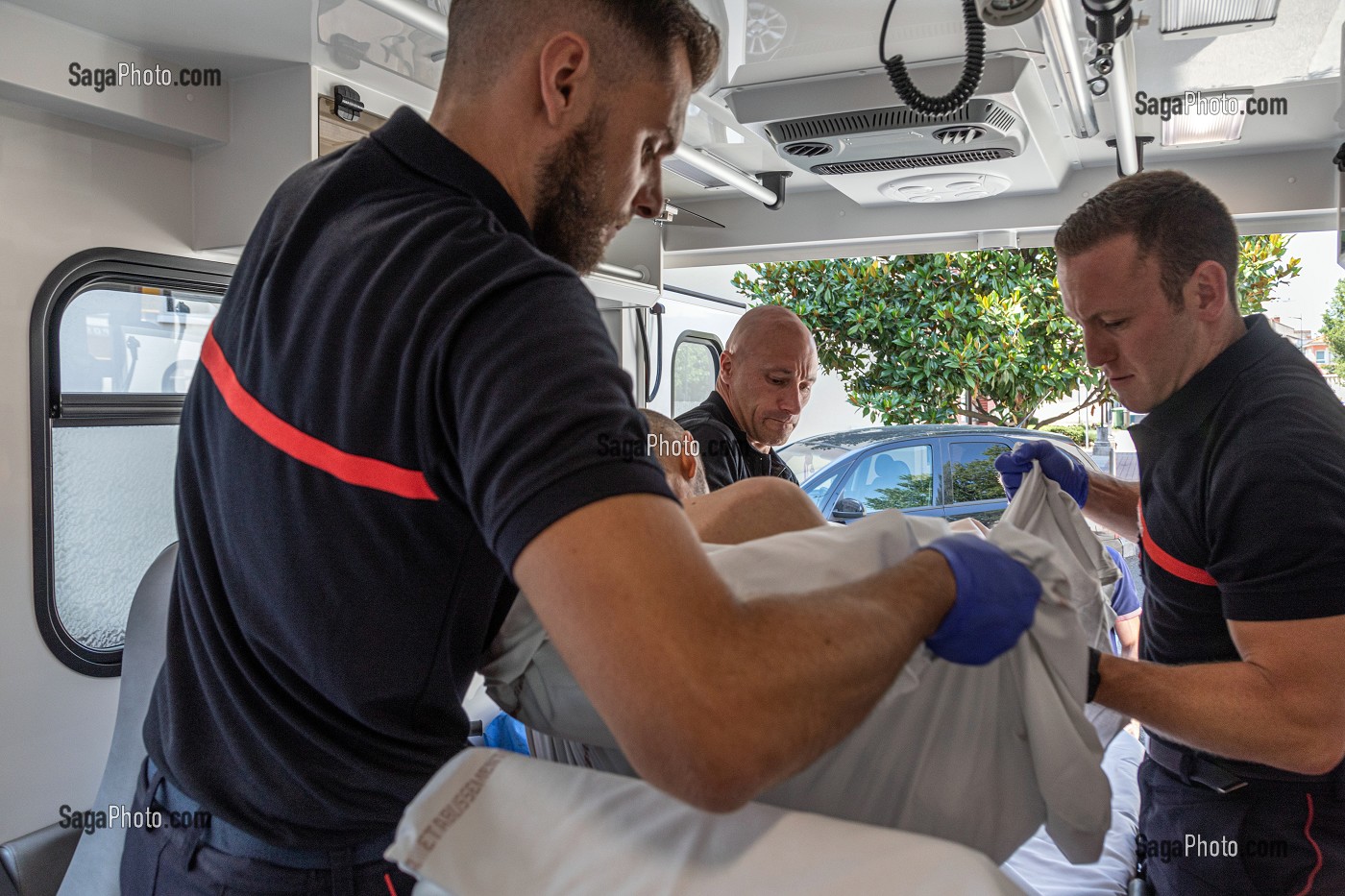 PRISE EN CHARGE D'UNE PERSONNE DROGUEE ET ALCOOLISEE, SAPEURS-POMPIERS DU CENTRE D'INTERVENTION ET DE SECOURS DE ROANNE, LOIRE, FRANCE 