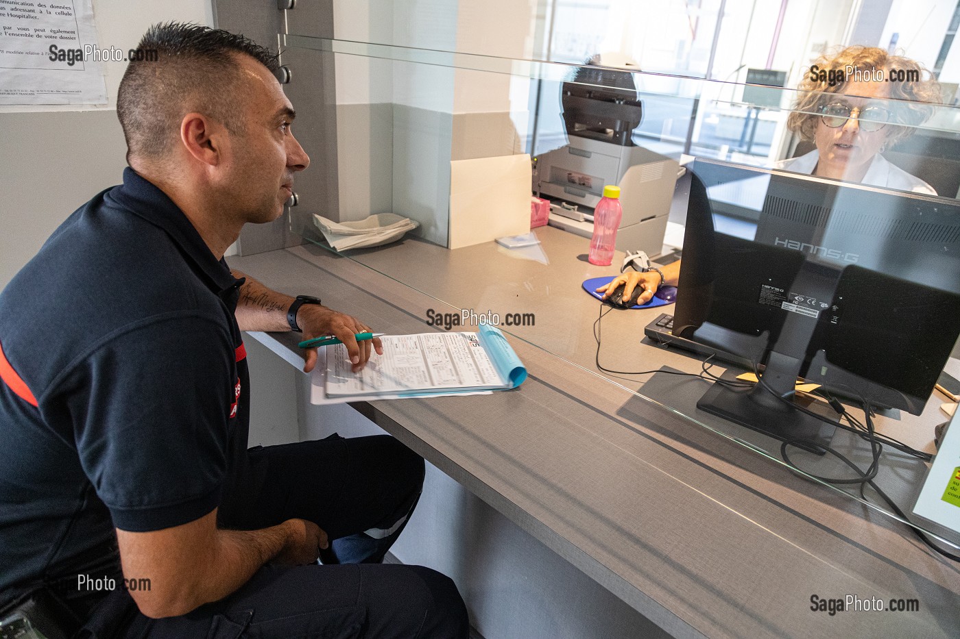 ATTENTE D'AFFECTATION DE LA VICTIME A L'ACCUEIL DES URGENCES DE L'HOPITAL, SAPEURS-POMPIERS DU CENTRE D'INTERVENTION ET DE SECOURS DE ROANNE, LOIRE, FRANCE 