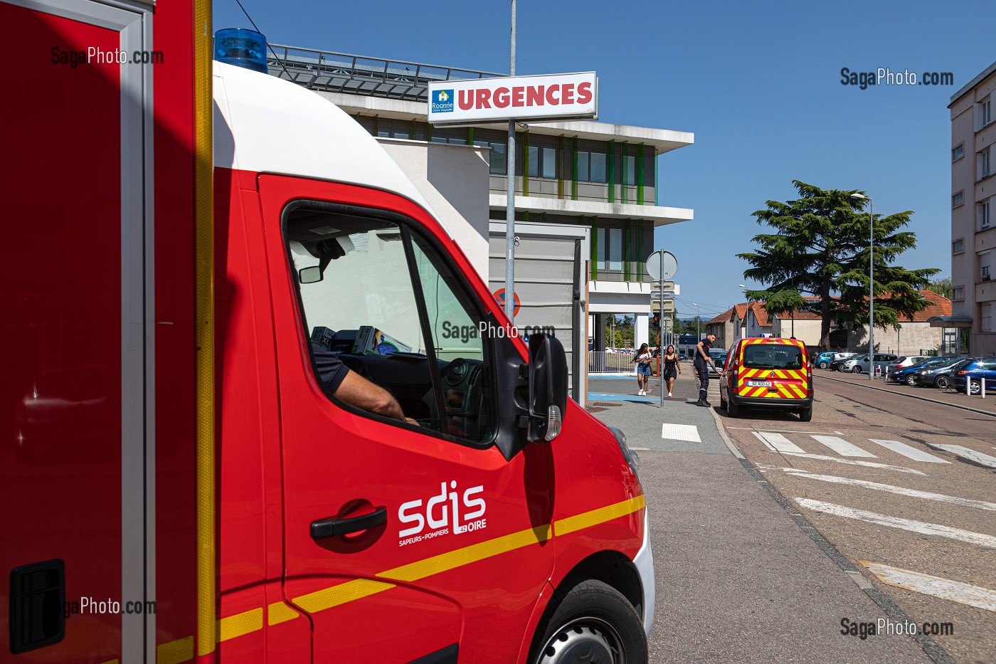 AMBULANCE DEVANT LE SERVICE DES URGENCES DE L'HOPITAL, SAPEURS-POMPIERS DU CENTRE D'INTERVENTION ET DE SECOURS DE ROANNE, LOIRE, FRANCE 