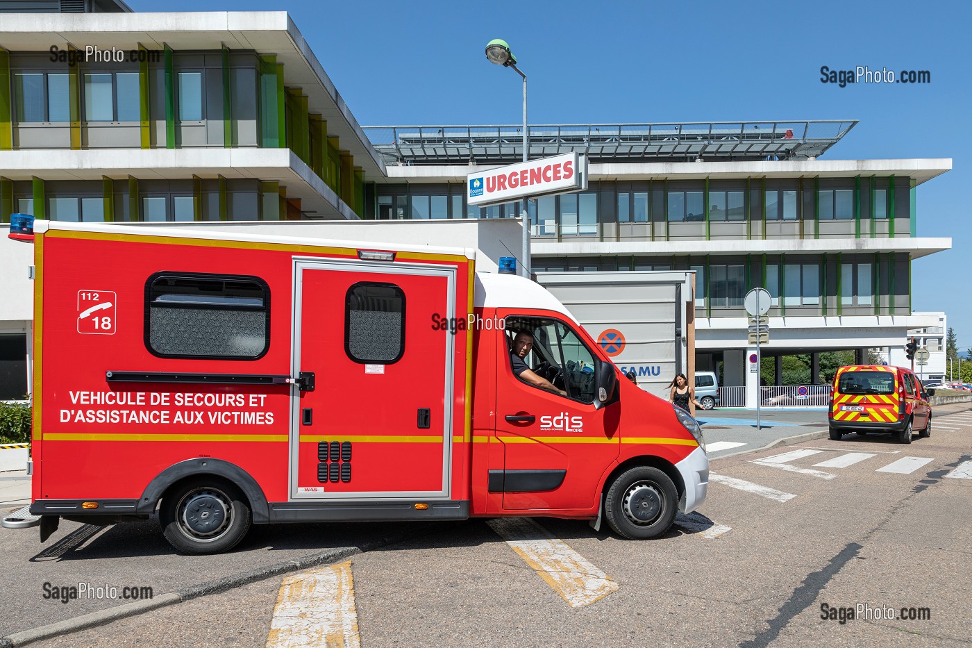 AMBULANCE DEVANT LE SERVICE DES URGENCES DE L'HOPITAL, SAPEURS-POMPIERS DU CENTRE D'INTERVENTION ET DE SECOURS DE ROANNE, LOIRE, FRANCE 