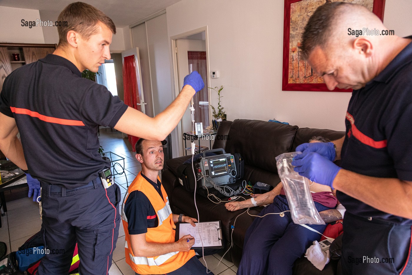 MISE EN PLACE D'UNE VOIE VEINEUSE PAR L'INFIRMIER, PRISE EN CHARGE D'UNE VIEILLE DAME A DOMICILE, SAPEURS-POMPIERS DU CENTRE D'INTERVENTION ET DE SECOURS DE ROANNE, LOIRE, FRANCE 