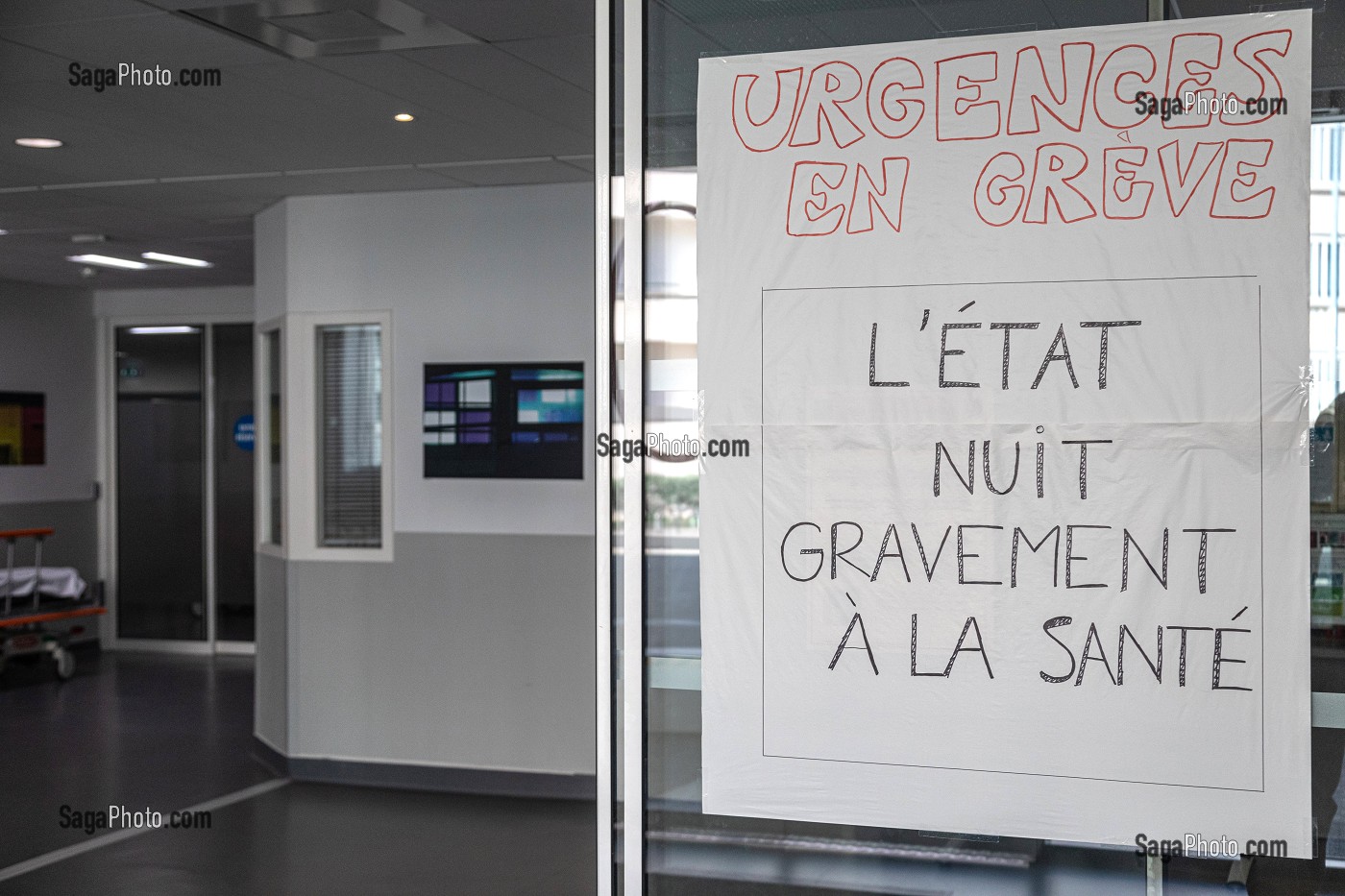 INFIRMIER A LA SORTIE DES URGENCES DE L'HOPITAL, SAPEURS-POMPIERS DU CENTRE D'INTERVENTION ET DE SECOURS DE ROANNE, LOIRE, FRANCE 