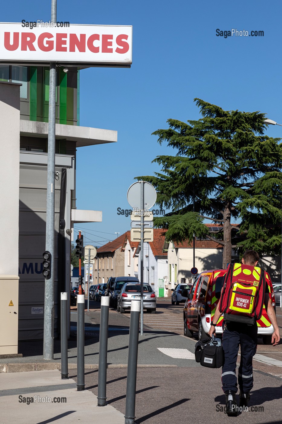 INFIRMIER A LA SORTIE DES URGENCES DE L'HOPITAL, SAPEURS-POMPIERS DU CENTRE D'INTERVENTION ET DE SECOURS DE ROANNE, LOIRE, FRANCE 