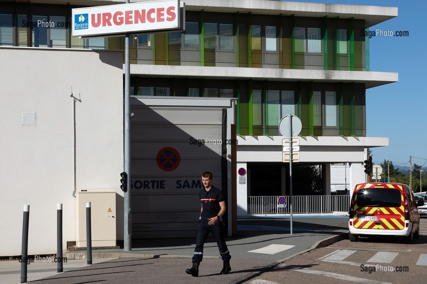 INFIRMIER A LA SORTIE DES URGENCES DE L'HOPITAL, SAPEURS-POMPIERS DU CENTRE D'INTERVENTION ET DE SECOURS DE ROANNE, LOIRE, FRANCE 
