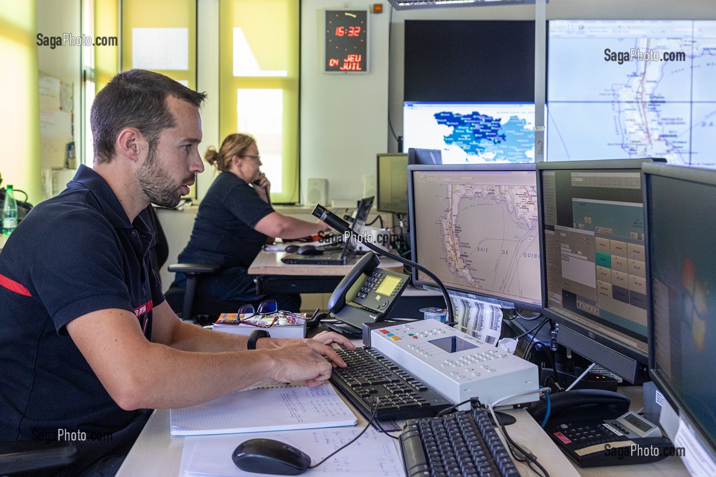 OPERATRICE TELEPHONIQUE AU STANDARD DE REGULATION DES APPELS D'URGENCE DU 18 ET DU 112, SALLE DU CENTRE DE TRAITEMENT DE L'ALERTE DE VANNES, MORBIHAN, FRANCE 