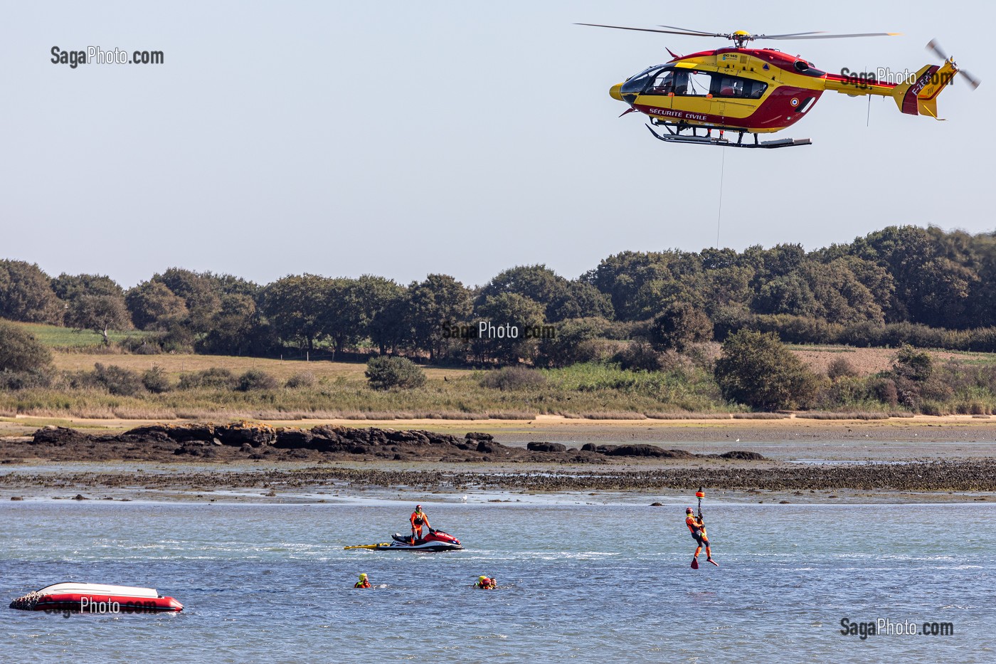 TREUILLAGE DU SAUVETEUR, EXERCICE DE SAUVETAGE AQUATIQUE DANS LE GOLFE DU MORBIHAN AVEC LA VEDETTE DE LA SNSM ET L'HELICOPTERE DE LA SECURITE CIVILE, VANNES, FRANCE 