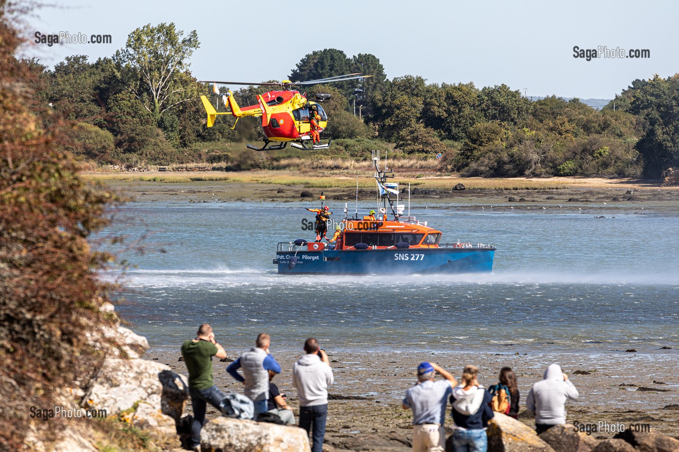 TREUILLAGE DU SAUVETEUR, EXERCICE DE SAUVETAGE AQUATIQUE DANS LE GOLFE DU MORBIHAN AVEC LA VEDETTE DE LA SNSM ET L'HELICOPTERE DE LA SECURITE CIVILE, VANNES, FRANCE 