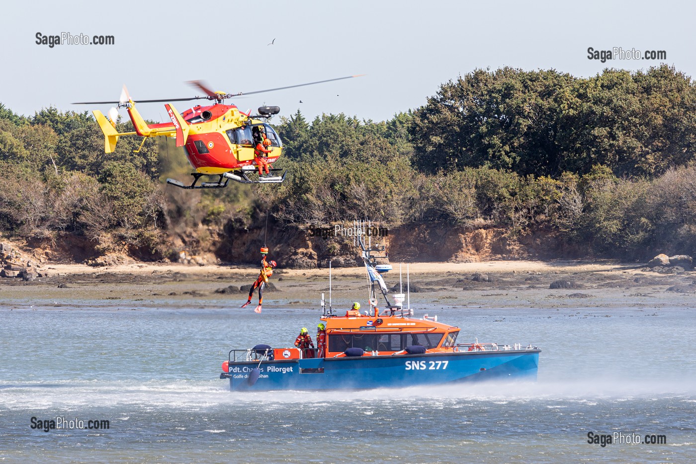 TREUILLAGE DU SAUVETEUR, EXERCICE DE SAUVETAGE AQUATIQUE DANS LE GOLFE DU MORBIHAN AVEC LA VEDETTE DE LA SNSM ET L'HELICOPTERE DE LA SECURITE CIVILE, VANNES, FRANCE 