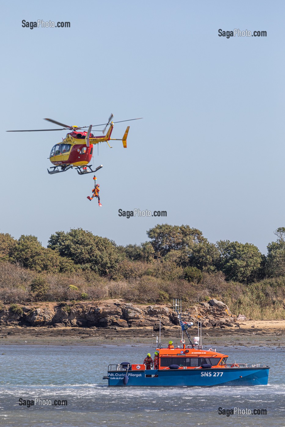 TREUILLAGE DU SAUVETEUR, EXERCICE DE SAUVETAGE AQUATIQUE DANS LE GOLFE DU MORBIHAN AVEC LA VEDETTE DE LA SNSM ET L'HELICOPTERE DE LA SECURITE CIVILE, VANNES, FRANCE 