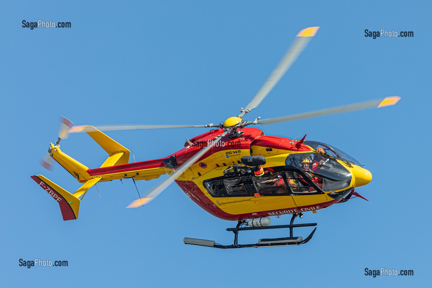 HELICOPTERE DE LA SECURITE CIVILE EN VOL, VANNES, FRANCE 