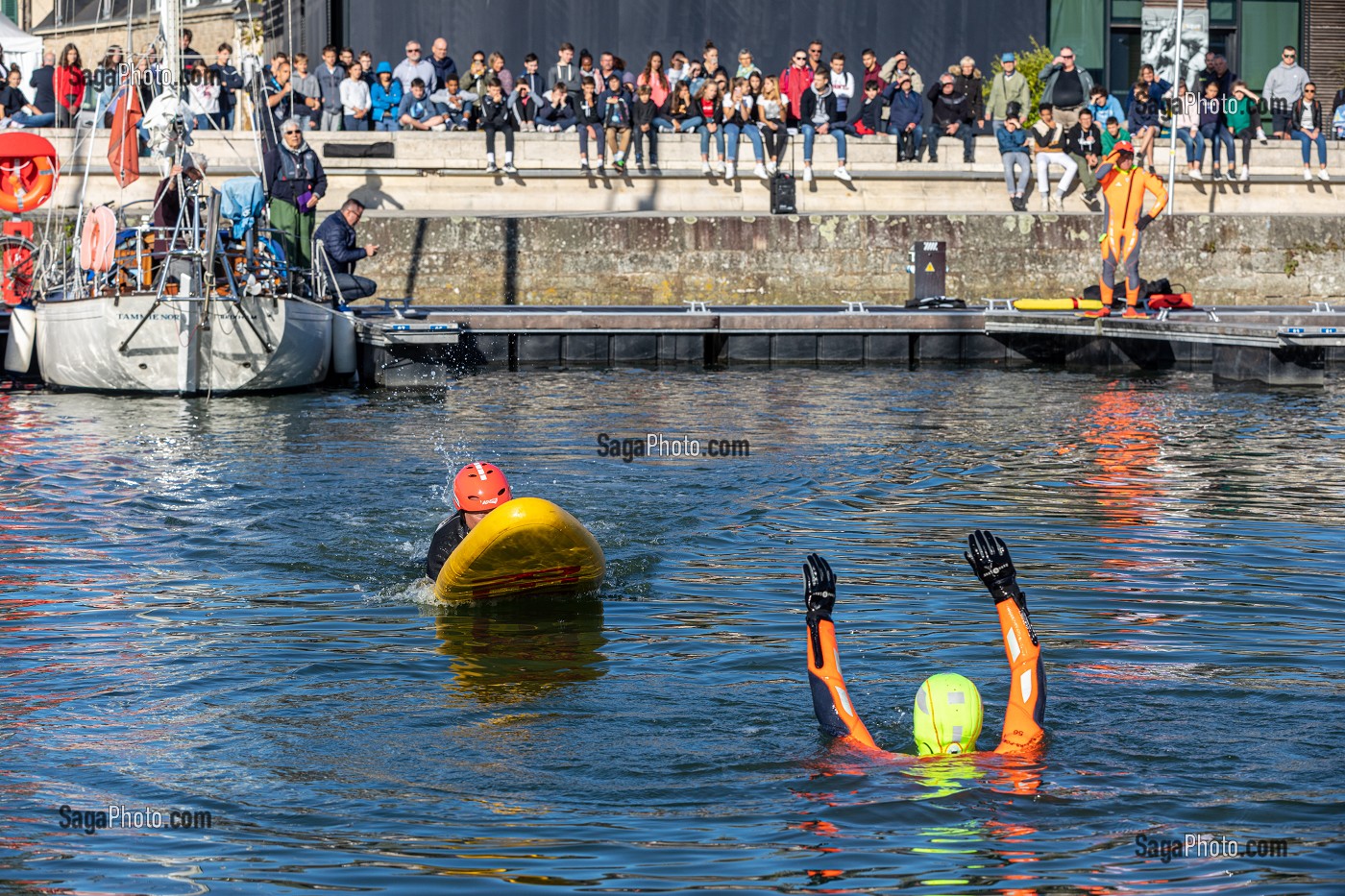 DEMONSTRATION DE SAUVETAGE AQUATIQUE DANS LE PORT DE VANNES, CONGRES NATIONAL DES SAPEURS-POMPIERS, VANNES, MORBIHAN 