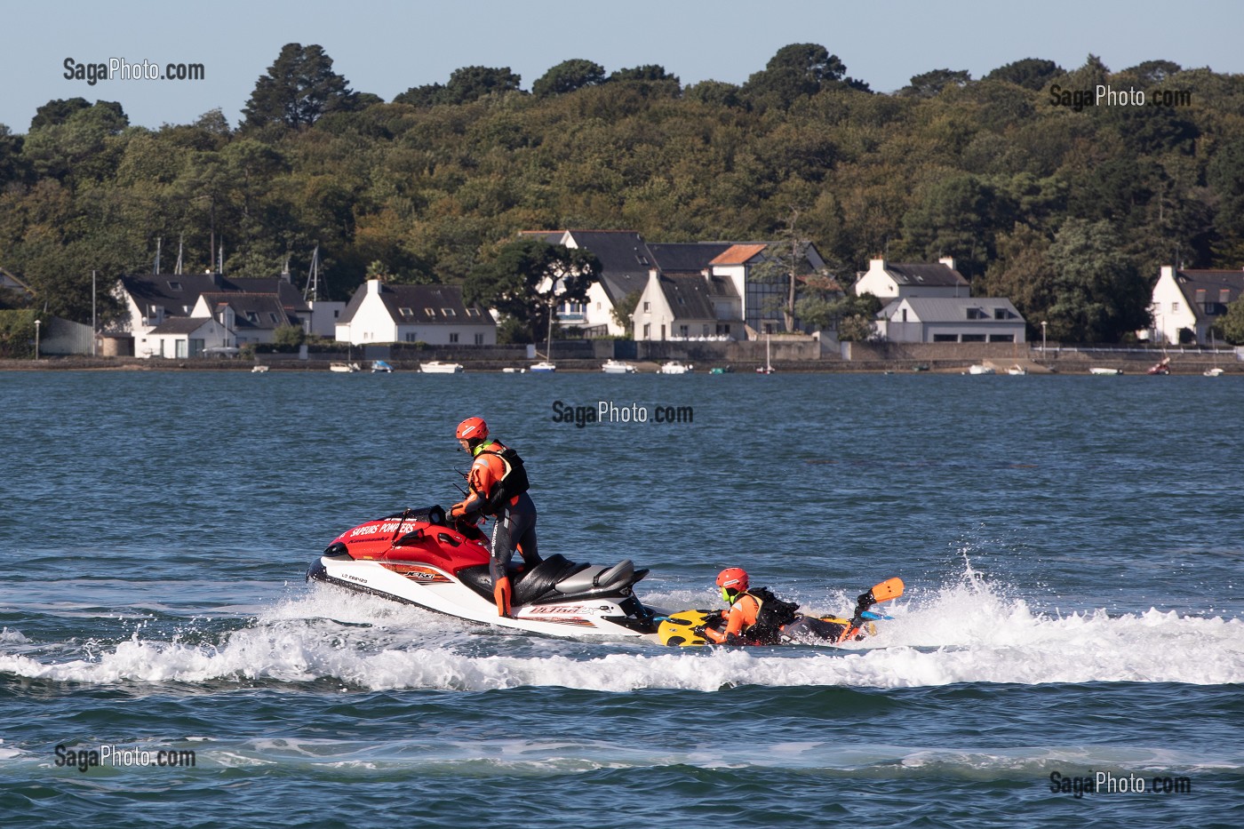 EXERCICE DE SAUVETAGE AQUATIQUE DANS LE GOLFE DU MORBIHAN AVEC LA VEDETTE DE LA SNSM ET L'HELICOPTERE DE LA SECURITE CIVILE, VANNES, FRANCE 