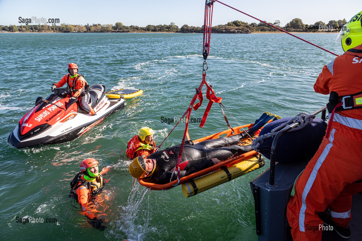 EXERCICE DE SAUVETAGE AQUATIQUE DANS LE GOLFE DU MORBIHAN AVEC LES SAUVETEURS DE LA SNSM ET LES SAPEURS-POMPIERS, VANNES, FRANCE 