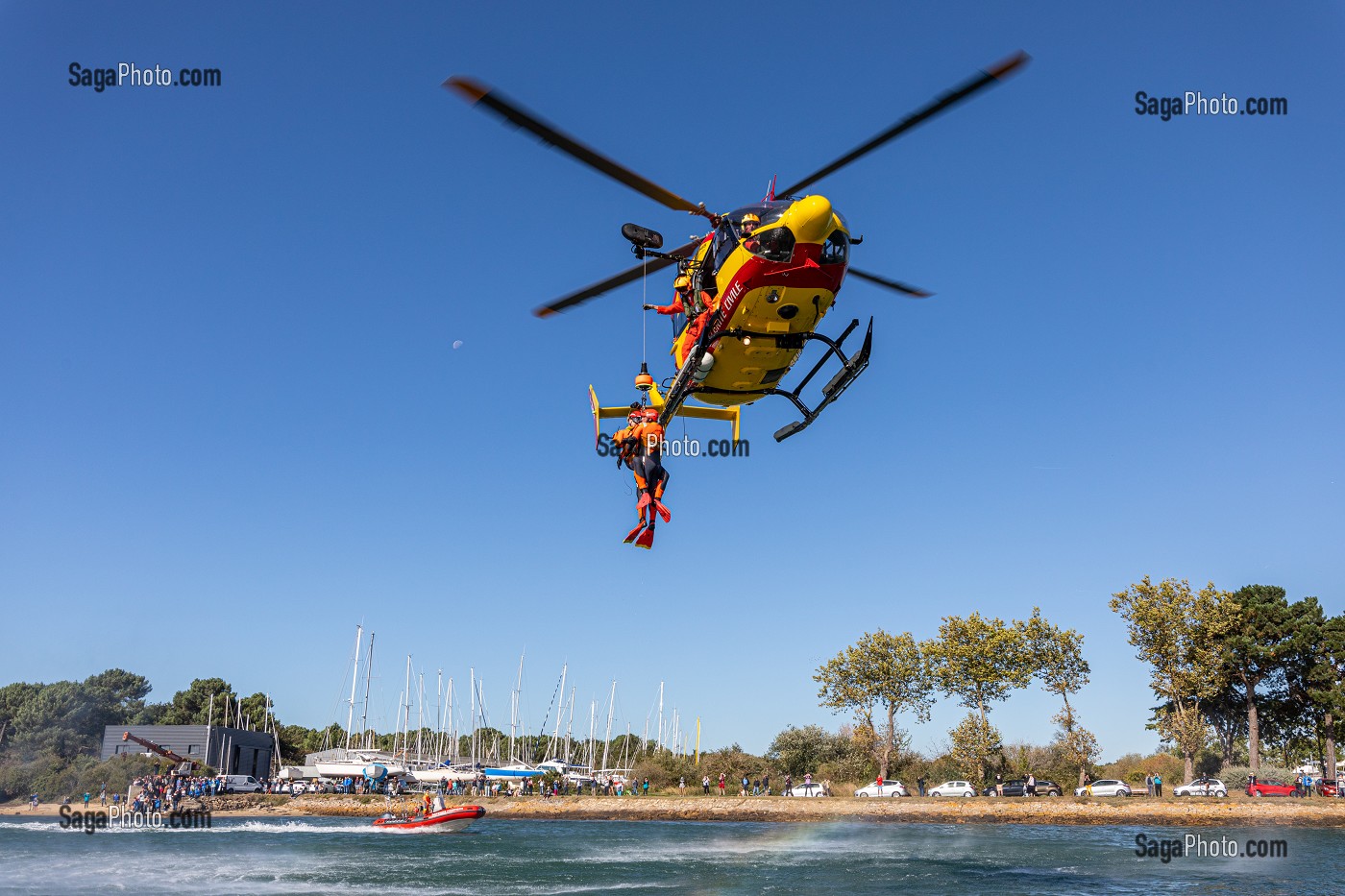 TREUILLAGE DU SAUVETEUR ET DE LA VICTIME, EXERCICE DE SAUVETAGE AQUATIQUE DANS LE GOLFE DU MORBIHAN AVEC LES SAPEURS-POMPIERS ET L'HELICOPTERE DE LA SECURITE CIVILE, VANNES, FRANCE 