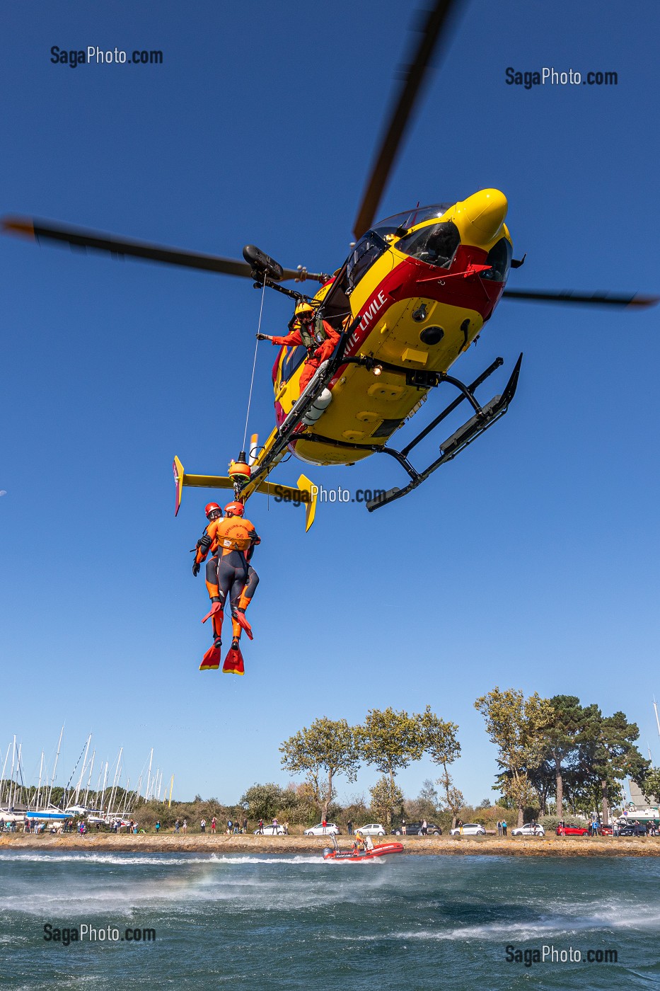 TREUILLAGE DU SAUVETEUR ET DE LA VICTIME, EXERCICE DE SAUVETAGE AQUATIQUE DANS LE GOLFE DU MORBIHAN AVEC LES SAPEURS-POMPIERS ET L'HELICOPTERE DE LA SECURITE CIVILE, VANNES, FRANCE 