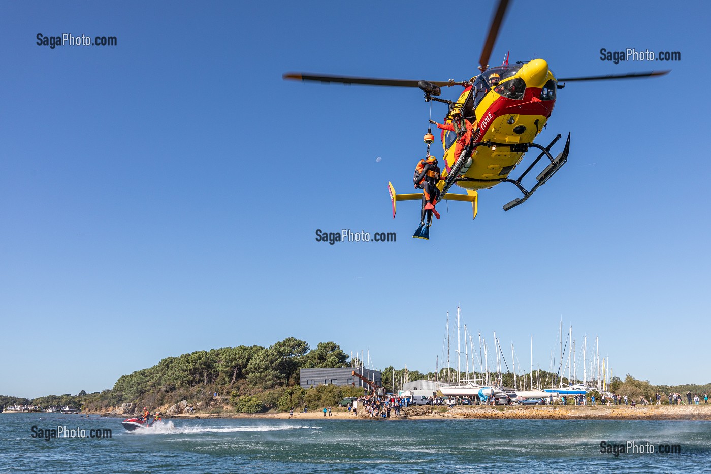 TREUILLAGE DU SAUVETEUR ET DE LA VICTIME, EXERCICE DE SAUVETAGE AQUATIQUE DANS LE GOLFE DU MORBIHAN AVEC LES SAPEURS-POMPIERS ET L'HELICOPTERE DE LA SECURITE CIVILE, VANNES, FRANCE 