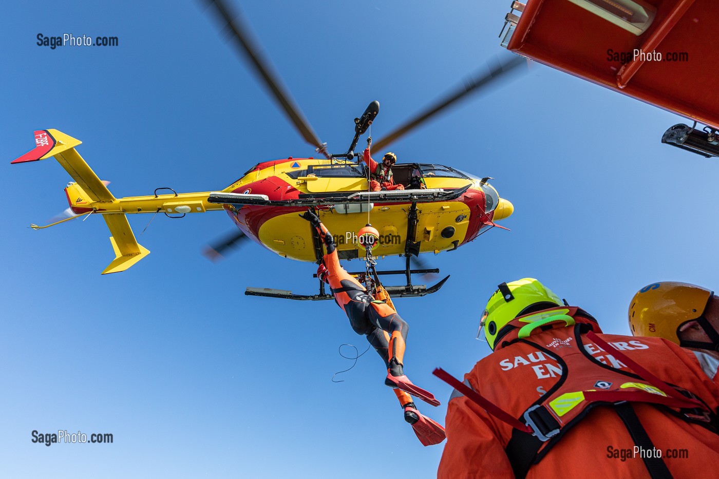 TREUILLAGE DU SAUVETEUR SAPEUR-POMPIER ET DE LA VICTIME, EXERCICE DE SAUVETAGE AQUATIQUE DANS LE GOLFE DU MORBIHAN AVEC LA SNSM ET L'HELICOPTERE DE LA SECURITE CIVILE, VANNES, FRANCE 