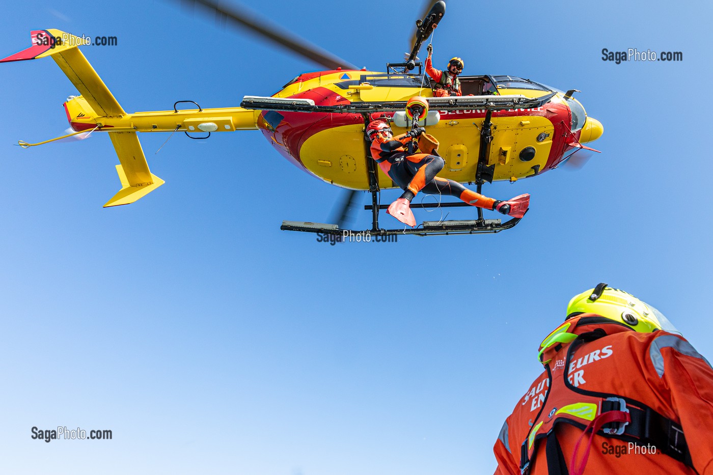 TREUILLAGE DU SAUVETEUR SAPEUR-POMPIER ET DE LA VICTIME, EXERCICE DE SAUVETAGE AQUATIQUE DANS LE GOLFE DU MORBIHAN AVEC LA SNSM ET L'HELICOPTERE DE LA SECURITE CIVILE, VANNES, FRANCE 