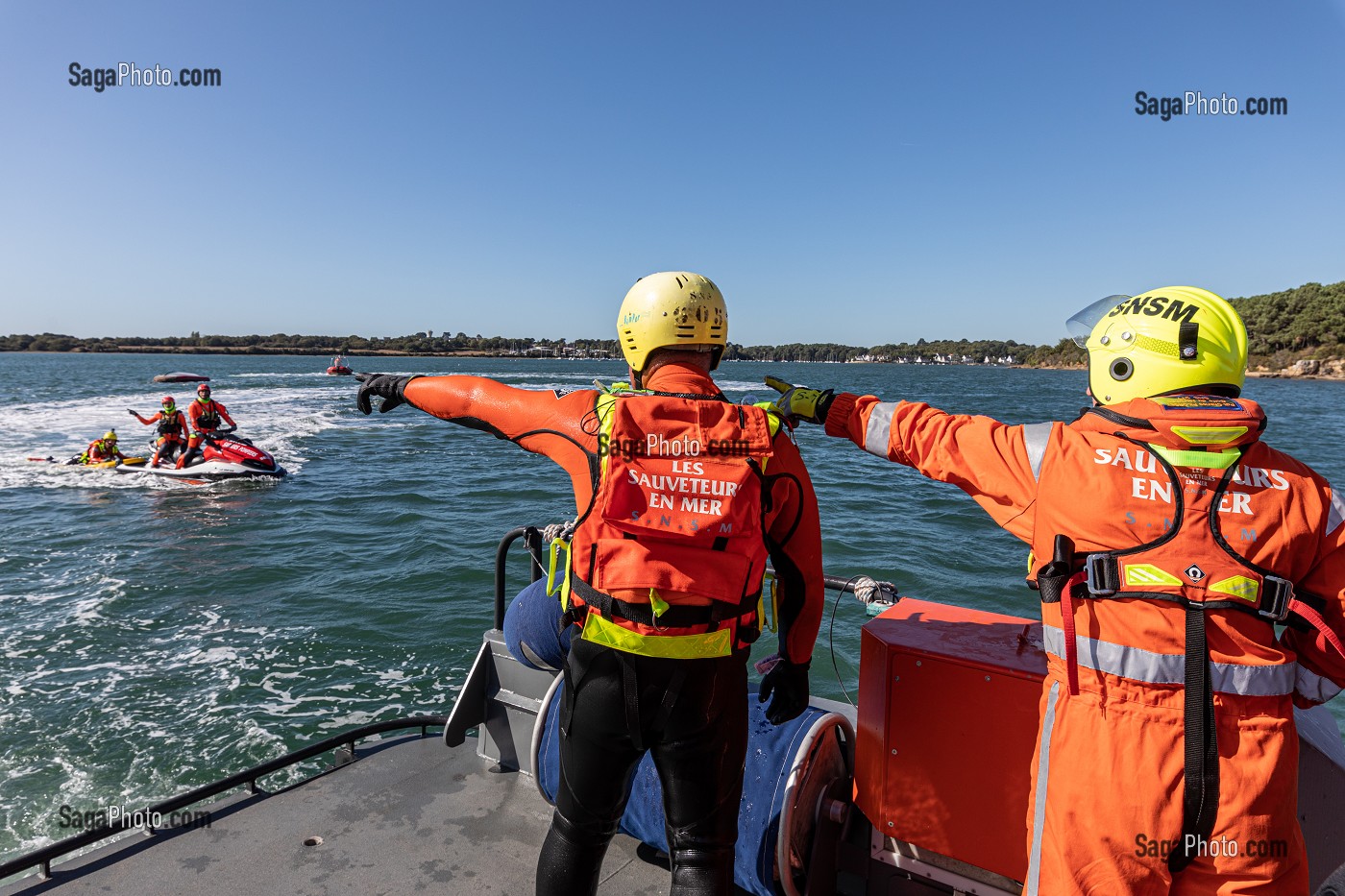 EXERCICE DE SAUVETAGE AQUATIQUE DANS LE GOLFE DU MORBIHAN AVEC LES SAUVETEURS DE LA SNSM ET LES SAPEURS-POMPIERS, VANNES, FRANCE 