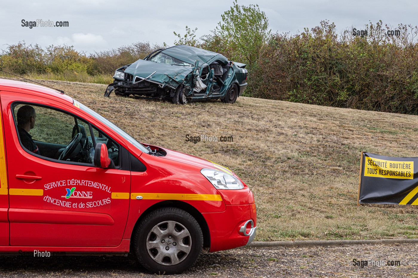 PREVENTION ROUTIERE, LE DEPARTEMENT DE L'YONNE INSTALLE DES CARCASSES DE VOITURE ACCIDENTEE SUR LES RONDS-POINTS, AUXERRE, FRANCE 