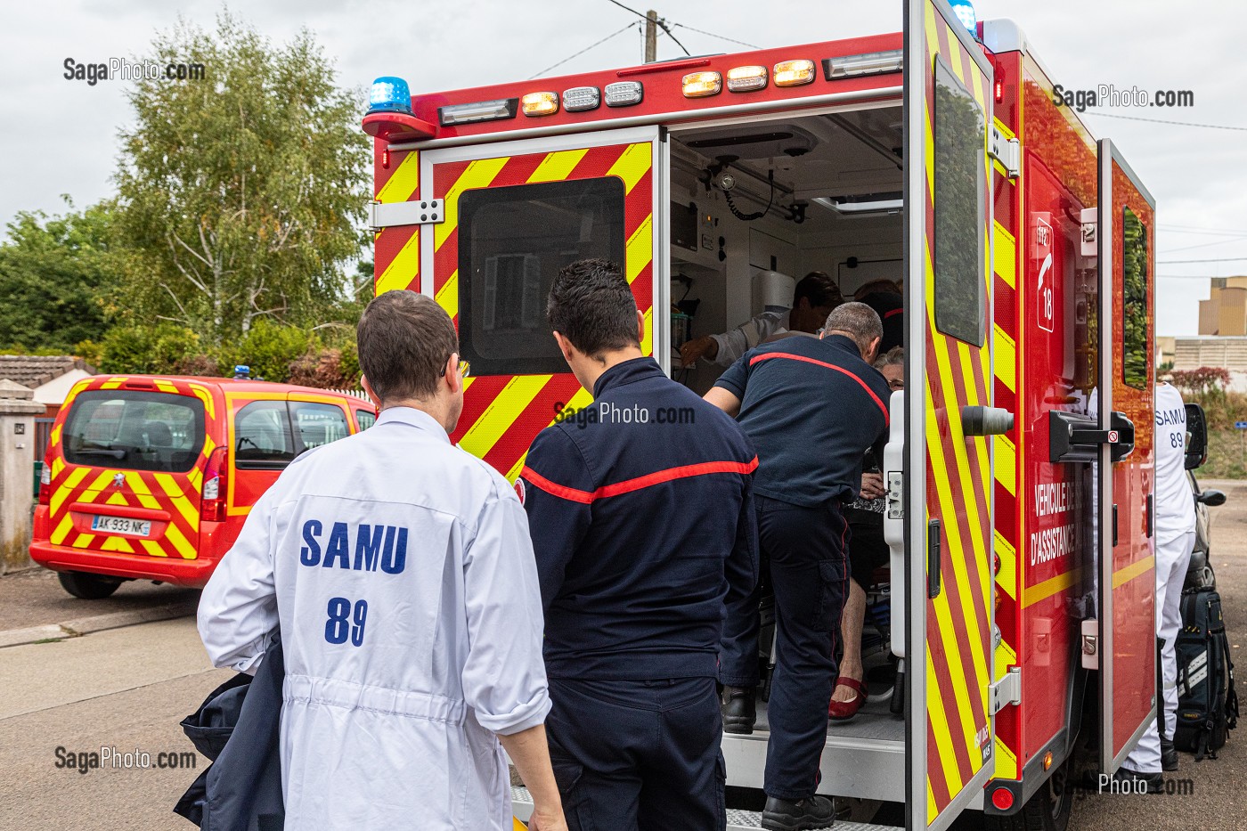 PRISE EN CHARGE D'UNE PERSONNE POUR DES DOULEURS THORACIQUES, SAMU89 ET SAPEURS-POMPIERS DU CENTRE DE SECOURS PRINCIPAL (CSP), AUXERRE, YONNE, FRANCE 