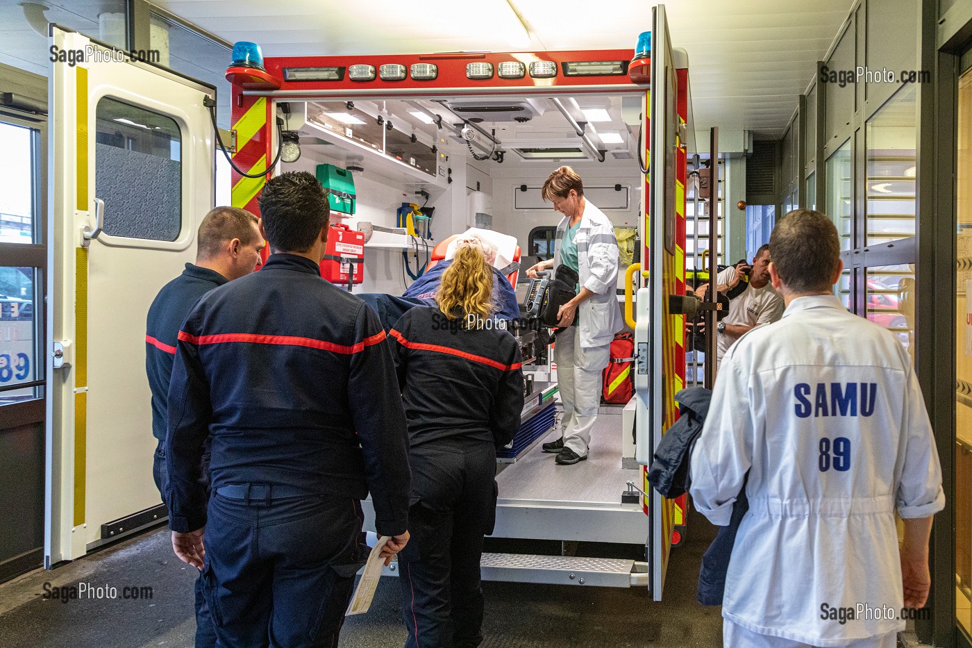 DEPOSE DE LA VICTIME AUX URGENCES DE L'HOPITAL, INTERVENTION POUR DOULEURS CARDIAQUES, SAMU 89 ET SAPEURS-POMPIERS DU CENTRE DE SECOURS PRINCIPAL (CSP), AUXERRE, YONNE, FRANCE 
