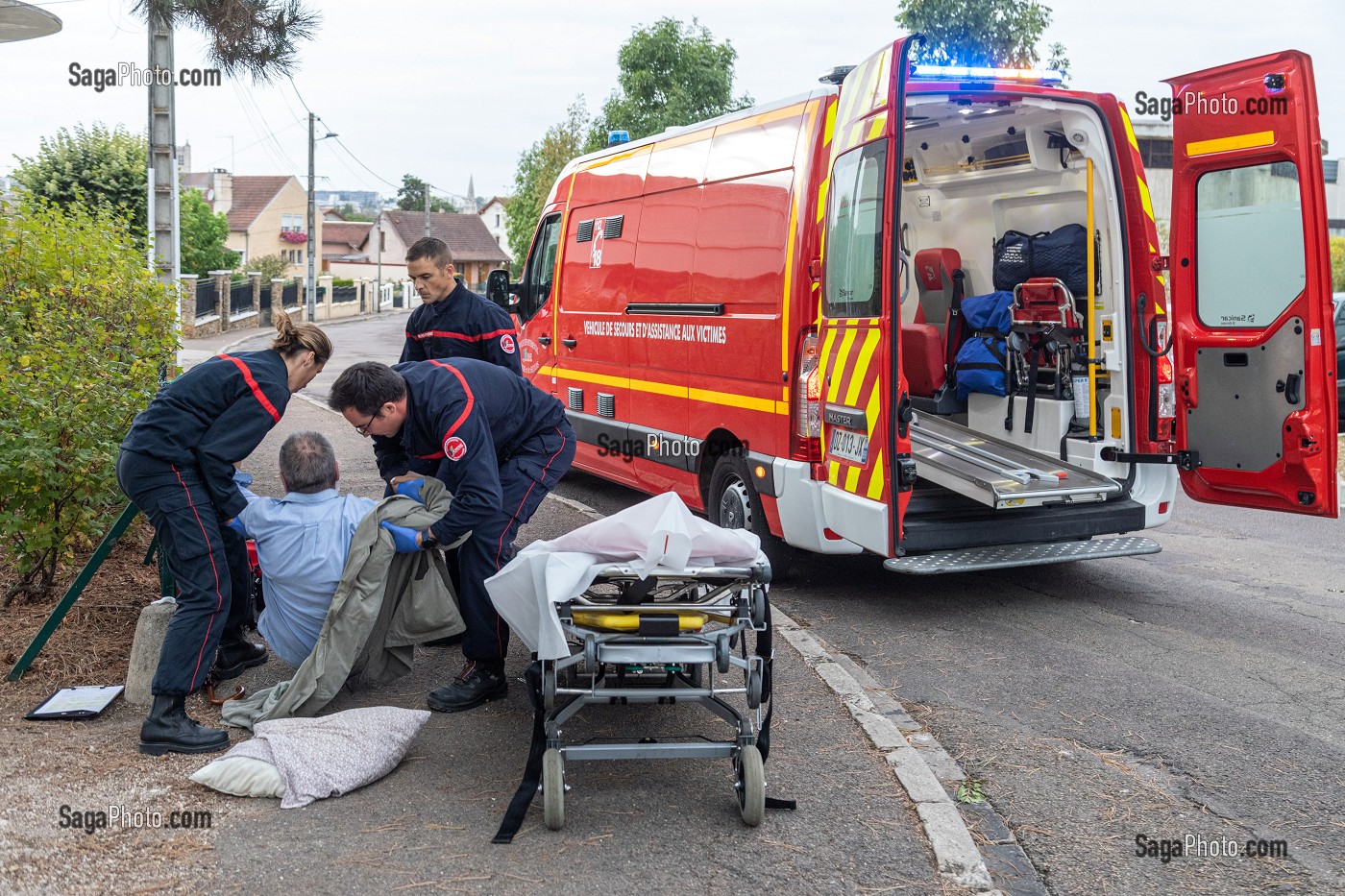 PRISE EN CHARGE D'UN HOMME POUR UN MALAISE SUR LE TROTTOIR, SAPEURS-POMPIERS DU CENTRE DE SECOURS PRINCIPAL (CSP), AUXERRE, YONNE, FRANCE 