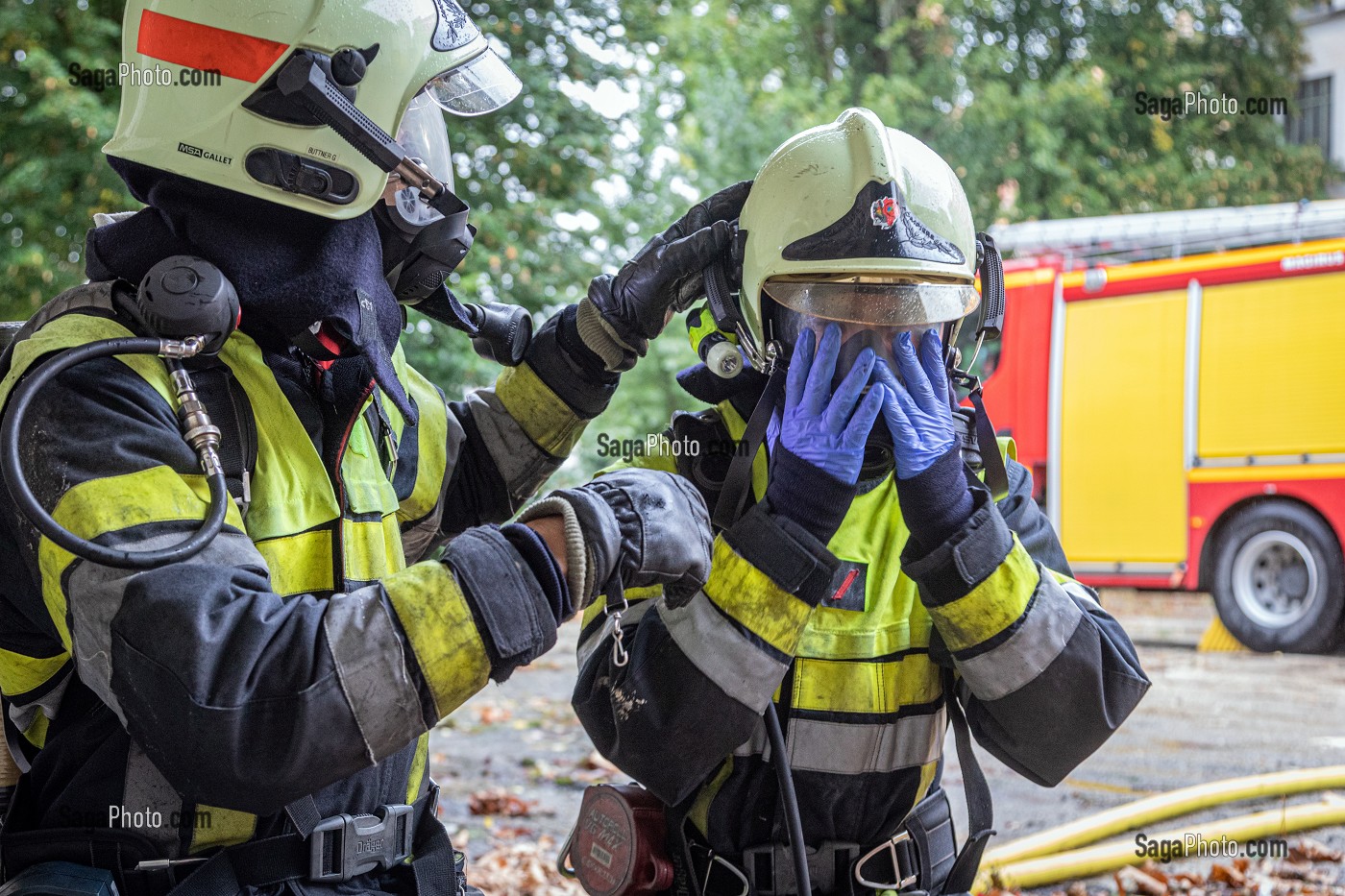 POSE DU MASQUE DE L'ARI, MANOEUVRE INCENDIE DANS UN SILO DESAFFECTE, SAPEURS-POMPIERS DU CENTRE DE SECOURS PRINCIPAL (CSP), AUXERRE, YONNE, FRANCE 