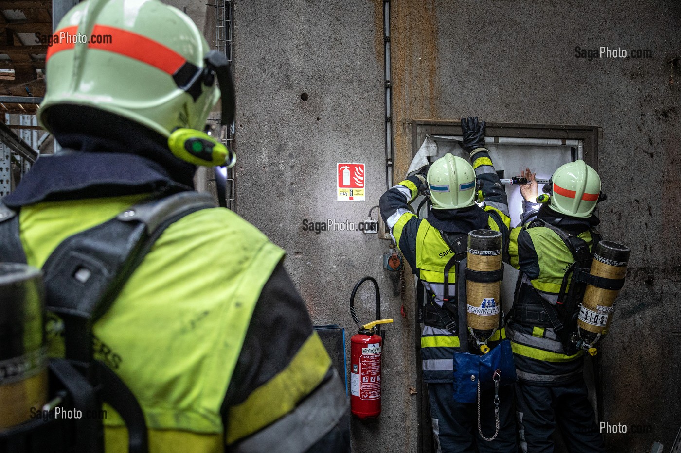 POSE DU STOPPEUR DE FUMEE POUR LIMITER LA PROPAGATION, MANOEUVRE INCENDIE DANS UN SILO DESAFFECTE, SAPEURS-POMPIERS DU CENTRE DE SECOURS PRINCIPAL (CSP), AUXERRE, YONNE, FRANCE 