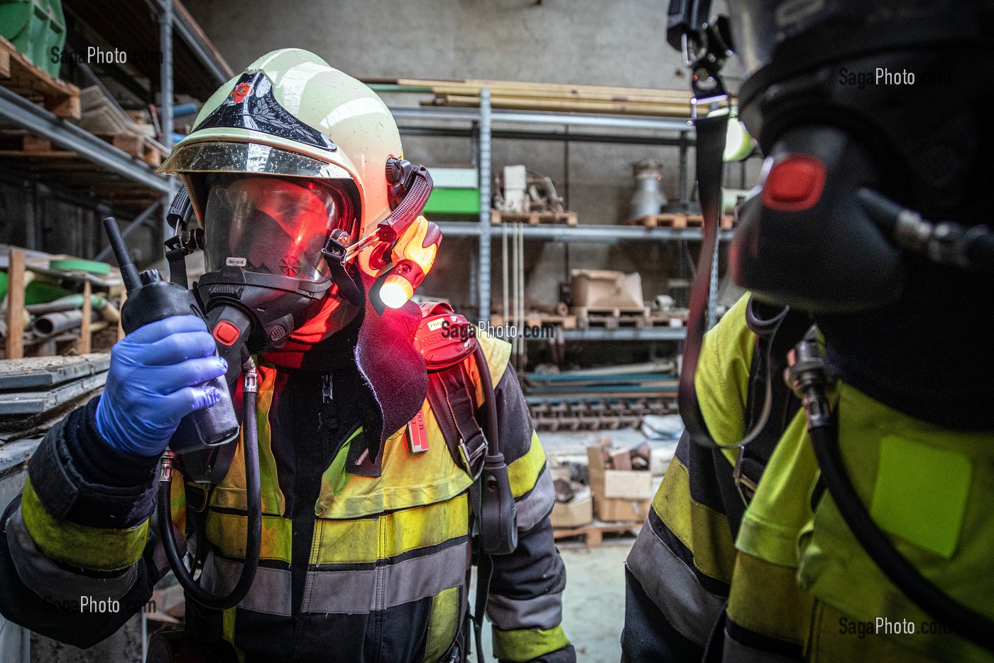 CHEF D'AGRES EN RECONNAISSANCE AVEC LE COMMANDANT DES OPERATIONS DE SECOURS, MANOEUVRE INCENDIE DANS UN SILO DESAFFECTE, SAPEURS-POMPIERS DU CENTRE DE SECOURS PRINCIPAL (CSP), AUXERRE, YONNE, FRANCE 