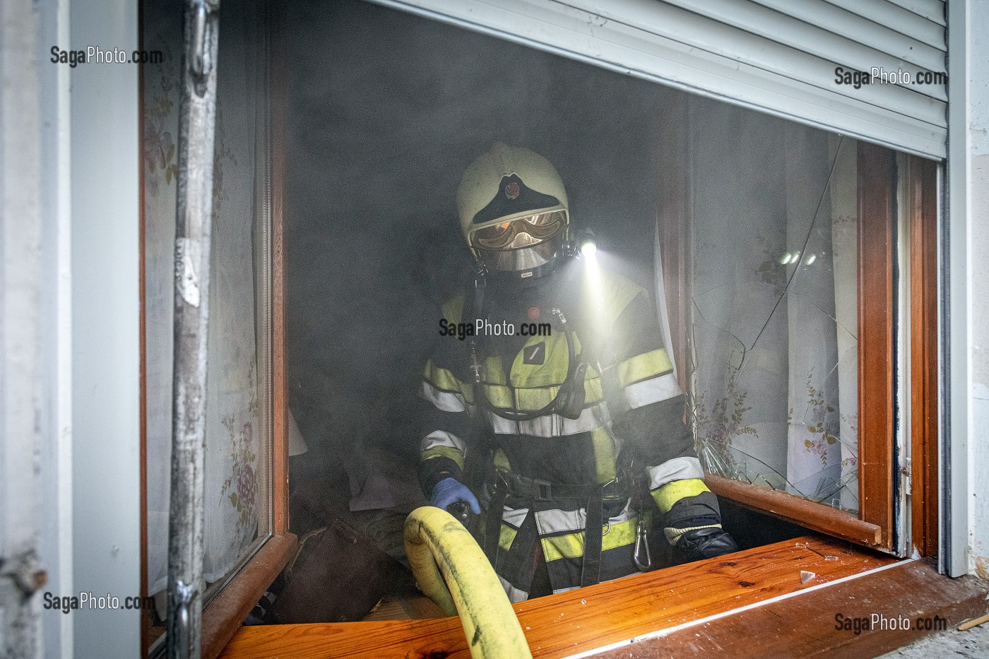 ENTREE PAR UNE FENETRE CASSEE POUR ACCEDER A L'APPARTEMENT, INTERVENTION POUR UN FEU D'APPARTEMENT EN CENTRE-VILLE, SAPEURS-POMPIERS DU CENTRE DE SECOURS PRINCIPAL (CSP), AUXERRE, YONNE, FRANCE 