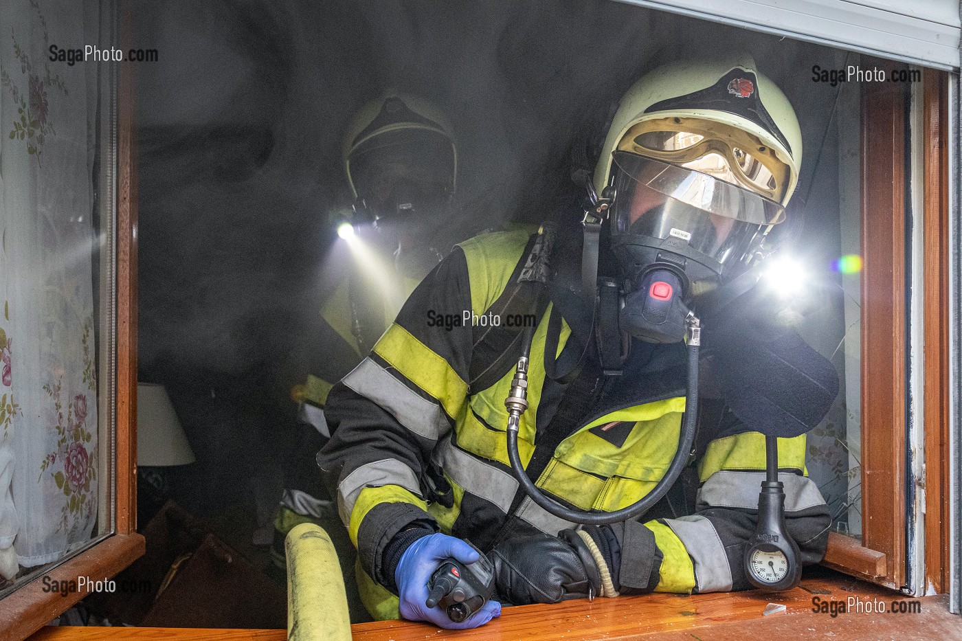 ENTREE PAR UNE FENETRE CASSEE POUR ACCEDER A L'APPARTEMENT, INTERVENTION POUR UN FEU D'APPARTEMENT EN CENTRE-VILLE, SAPEURS-POMPIERS DU CENTRE DE SECOURS PRINCIPAL (CSP), AUXERRE, YONNE, FRANCE 