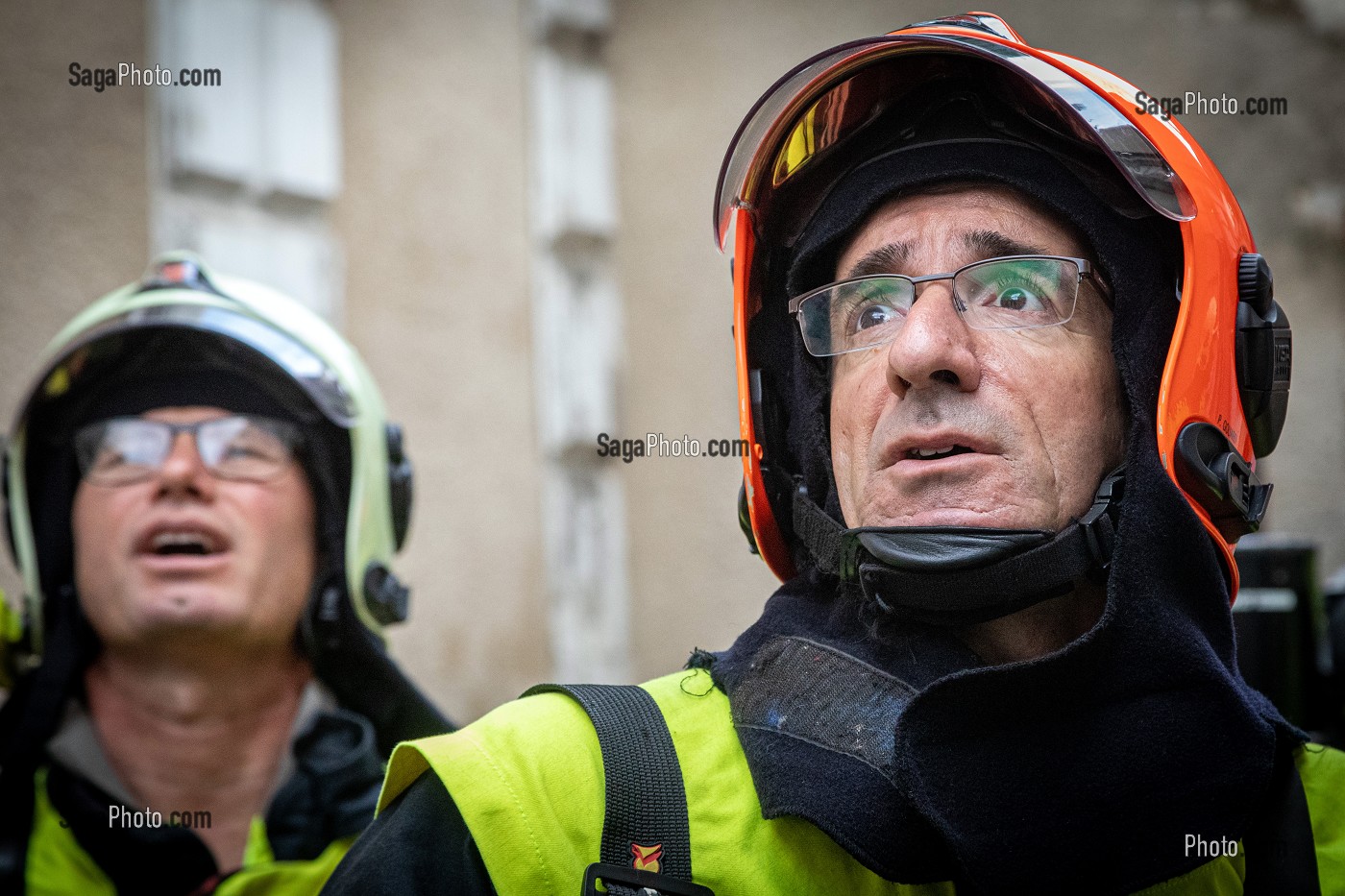 COMMANDANT DES OPERATIONS DE SECOURS (CASQUE ORANGE) AVEC SES HOMMES, INTERVENTION POUR UN FEU D'APPARTEMENT EN CENTRE-VILLE, SAPEURS-POMPIERS DU CENTRE DE SECOURS PRINCIPAL (CSP), AUXERRE, YONNE, FRANCE 