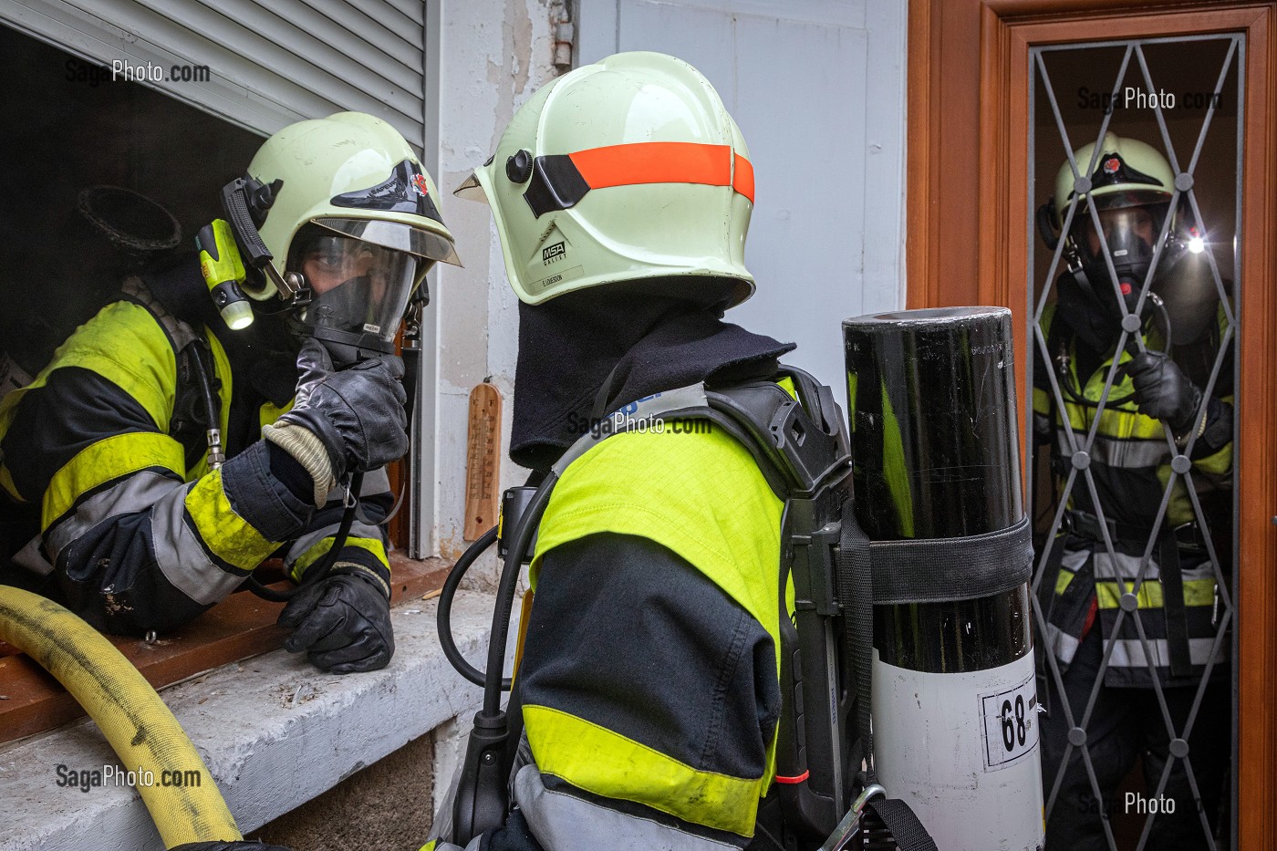 EQUIPIERS EN RECONNAISSANCE A LA FENETRE, INTERVENTION POUR UN FEU D'APPARTEMENT EN CENTRE-VILLE, SAPEURS-POMPIERS DU CENTRE DE SECOURS PRINCIPAL (CSP), AUXERRE, YONNE, FRANCE 