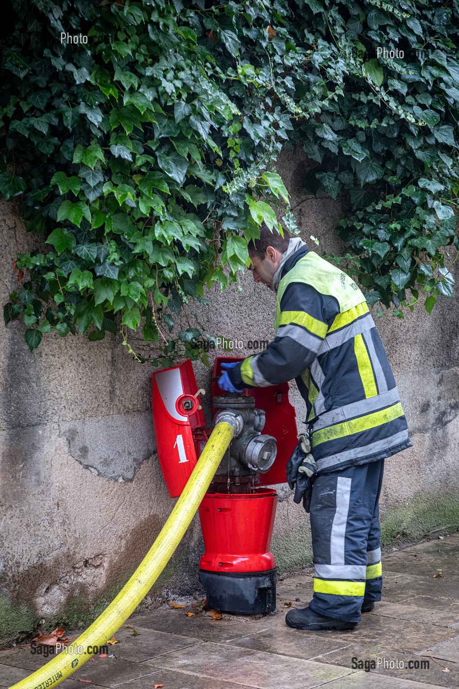 PRISE D'EAU SUR UNE BORNE DE POTEAU INCENDIE, INTERVENTION POUR UN FEU D'APPARTEMENT EN CENTRE-VILLE, SAPEURS-POMPIERS DU CENTRE DE SECOURS PRINCIPAL (CSP), AUXERRE, YONNE, FRANCE 