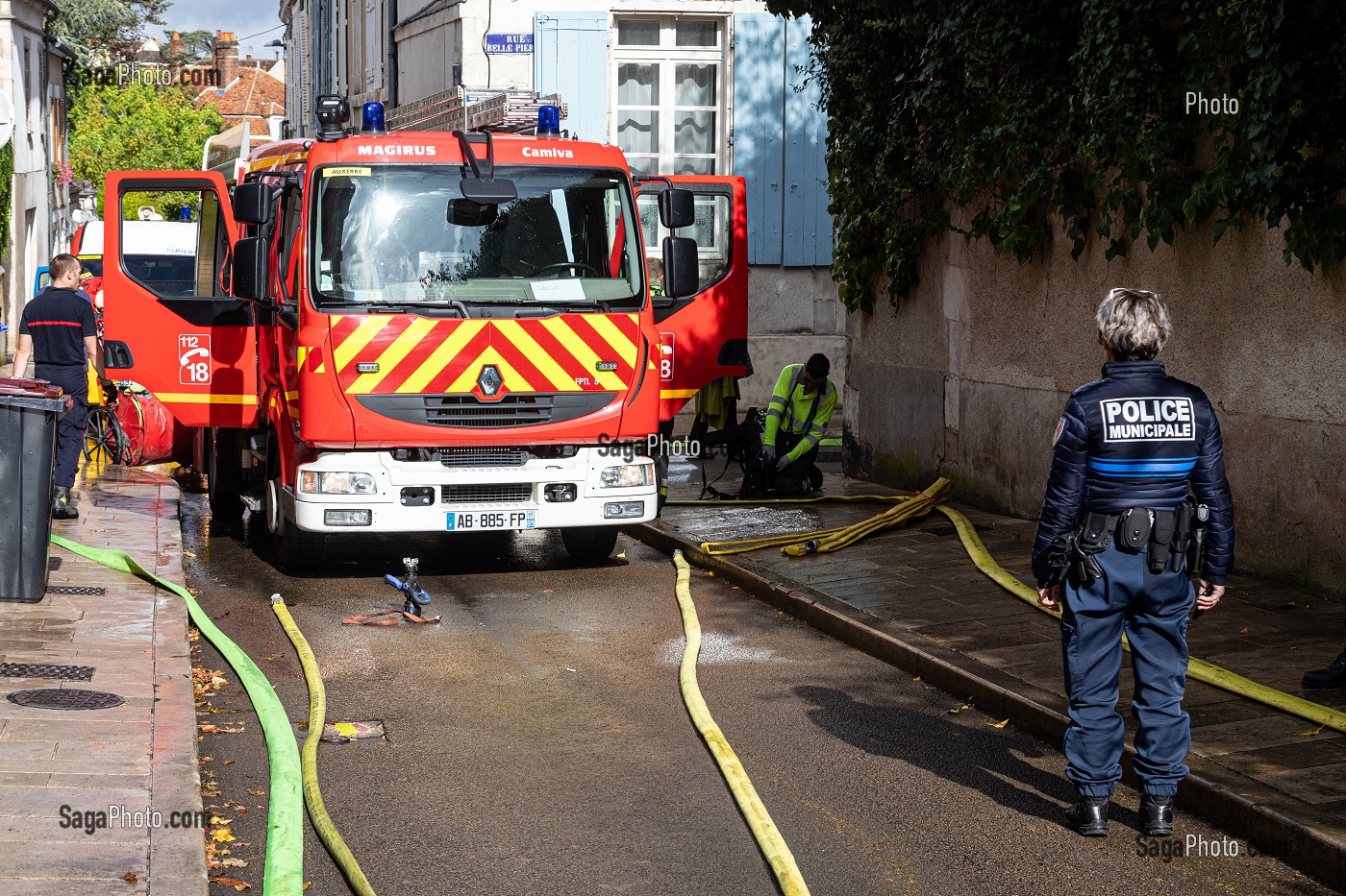 AGENT DE LA POLICE MUNICIPALE LORS D'UNE INTERVENTION POUR UN FEU D'APPARTEMENT EN CENTRE-VILLE, SAPEURS-POMPIERS DU CENTRE DE SECOURS PRINCIPAL (CSP), AUXERRE, YONNE, FRANCE 