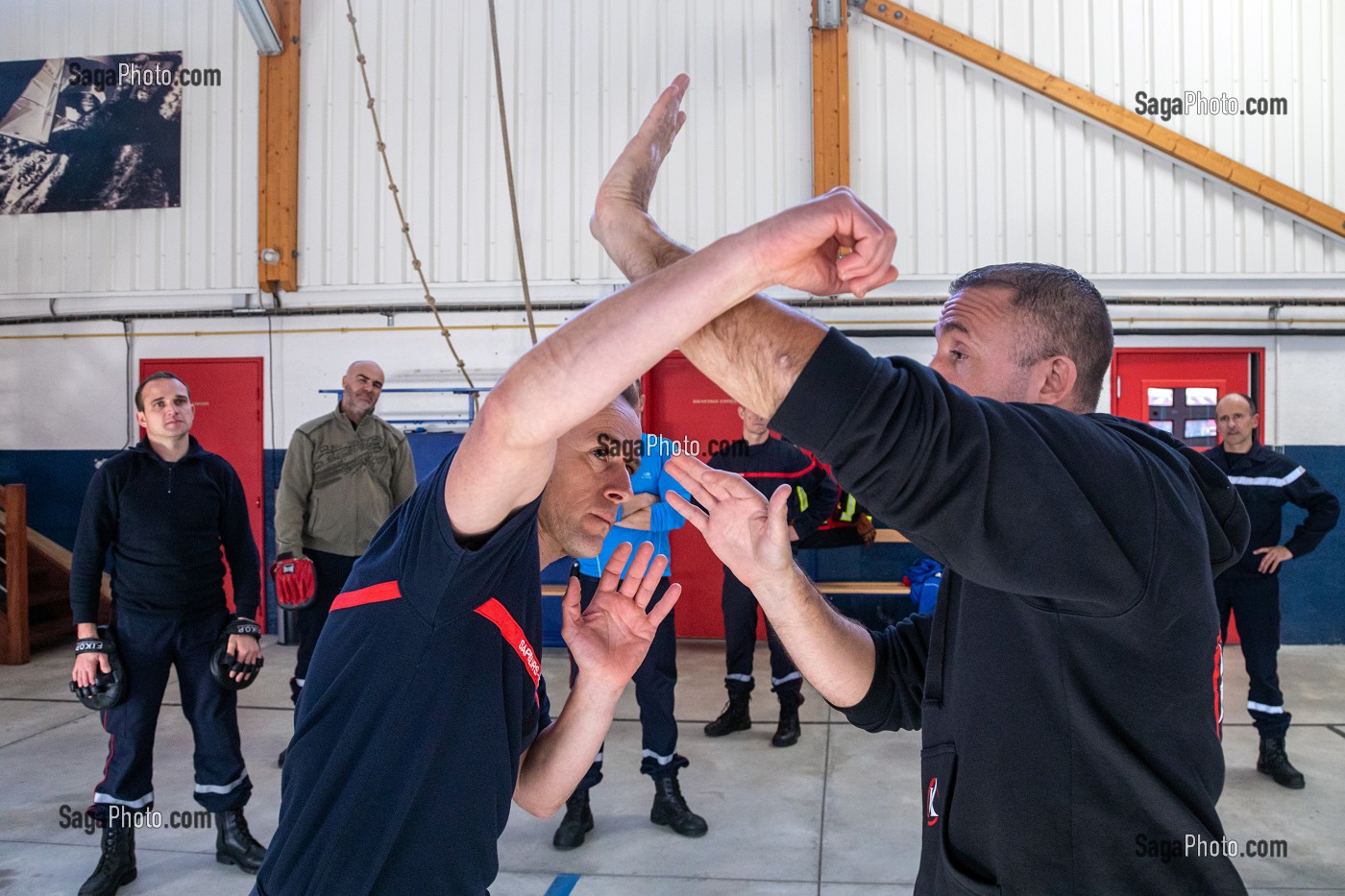 GESTE TECHNIQUE POUR SE PROTEGER ET SE DEGAGER, FORMATION POUR FAIRE FACE AUX SITUATIONS D'AGRESSIVITE ET D'AGRESSIONS EN INTERVENTION SAPEURS-POMPIERS, CENTRE DE SECOURS DE CARNAC, MORBIHAN, FRANCE 
