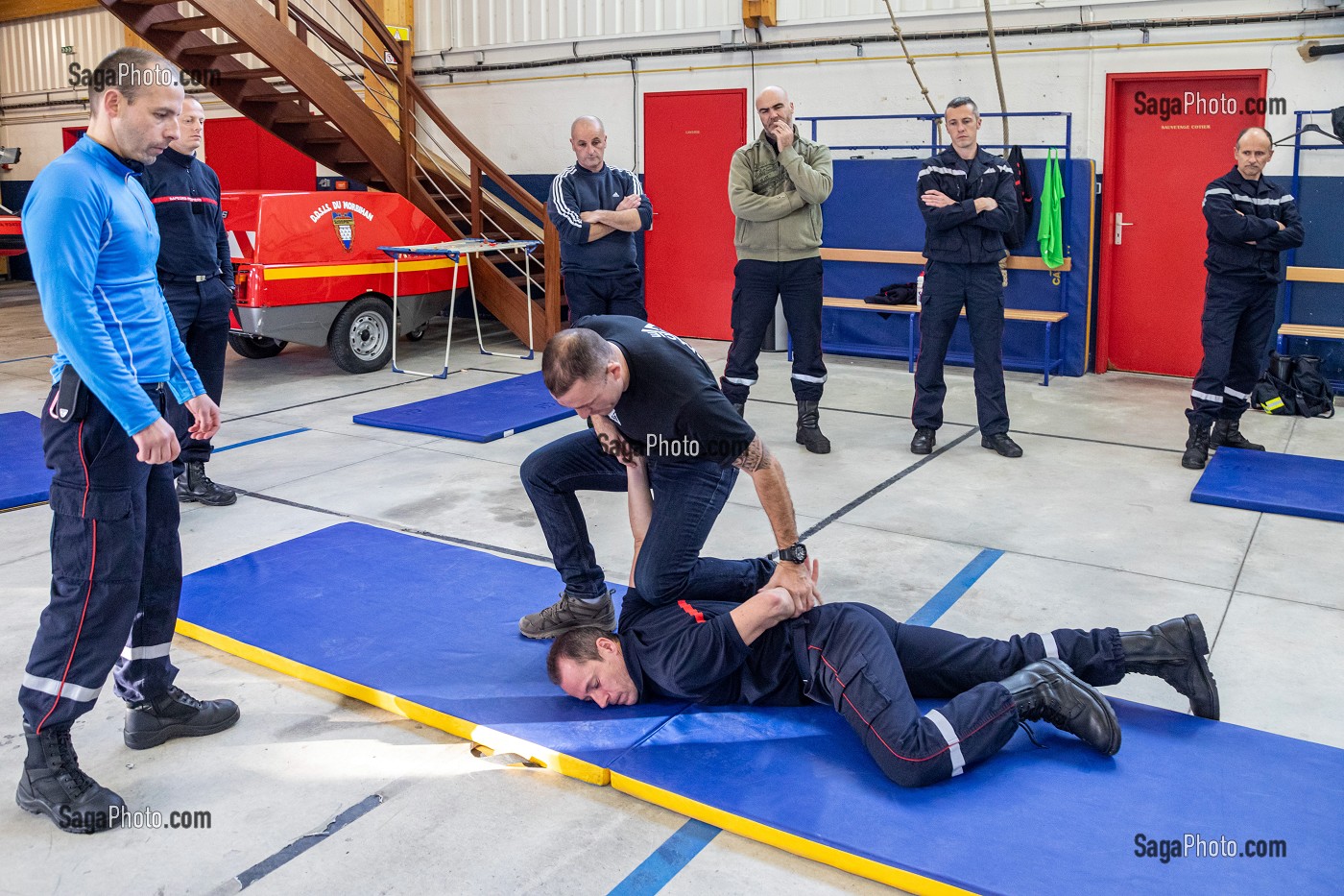 CLE DE BRAS POUR IMMOBILISER L'AGRESSEUR, FORMATION POUR FAIRE FACE AUX SITUATIONS D'AGRESSIVITE ET D'AGRESSIONS EN INTERVENTION SAPEURS-POMPIERS, CENTRE DE SECOURS DE CARNAC, MORBIHAN, FRANCE 