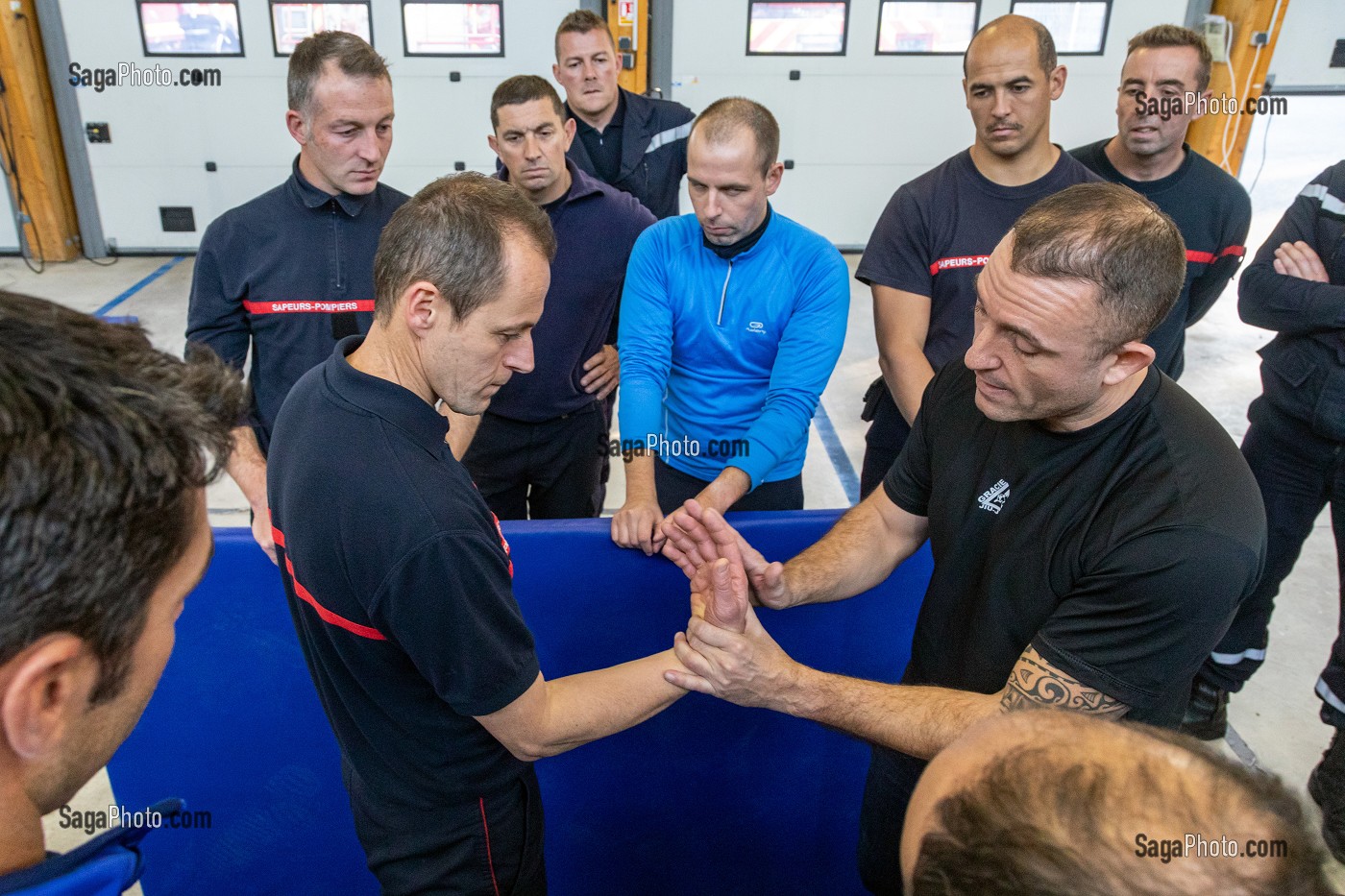 MOUVEMENT DE POIGNEE POUR IMMOBILISER L'AGRESSEUR, FORMATION POUR FAIRE FACE AUX SITUATIONS D'AGRESSIVITE ET D'AGRESSIONS EN INTERVENTION SAPEURS-POMPIERS, CENTRE DE SECOURS DE CARNAC, MORBIHAN, FRANCE 