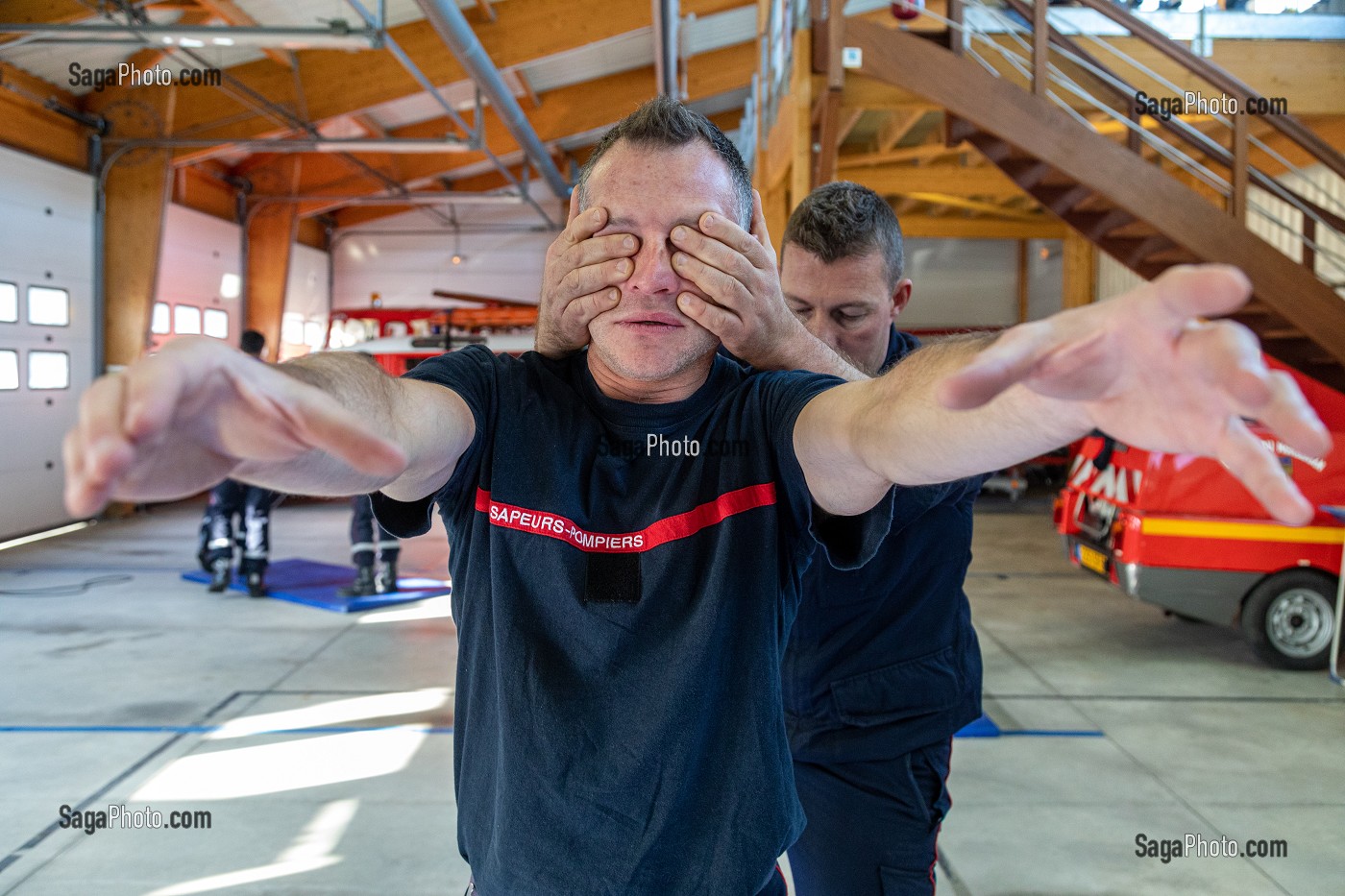 DOIGTS DANS LES YEUX POUR DESTABILISER L'AGRESSEUR, FORMATION POUR FAIRE FACE AUX SITUATIONS D'AGRESSIVITE ET D'AGRESSIONS EN INTERVENTION SAPEURS-POMPIERS, CENTRE DE SECOURS DE CARNAC, MORBIHAN, FRANCE 