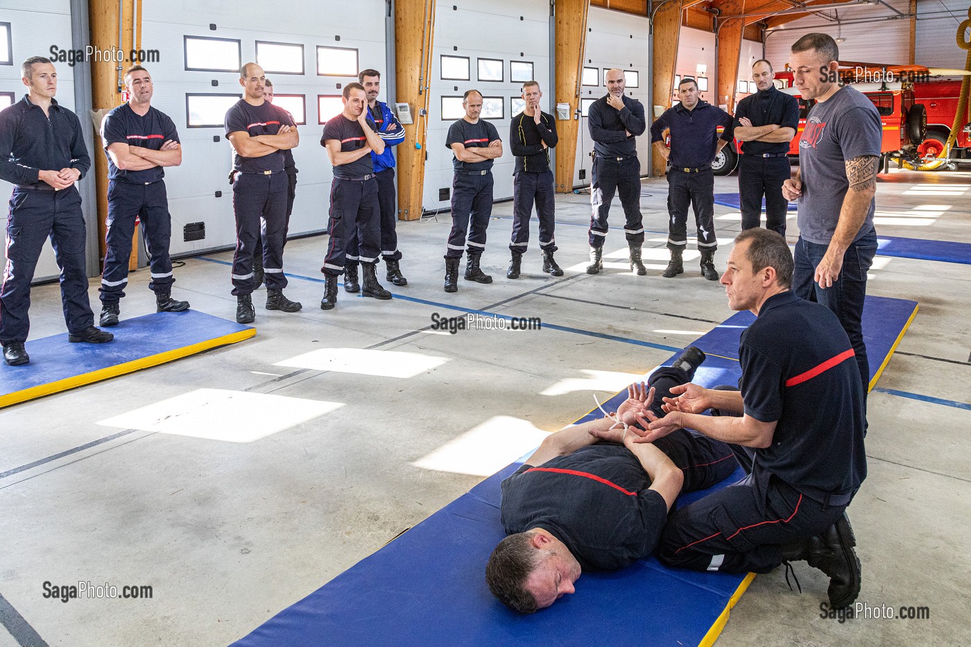 ENTRAVES DE FORTUNE AVEC LE MATERIEL DU VSAV, FORMATION POUR FAIRE FACE AUX SITUATIONS D'AGRESSIVITE ET D'AGRESSIONS EN INTERVENTION SAPEURS-POMPIERS, CENTRE DE SECOURS DE CARNAC, MORBIHAN, FRANCE 