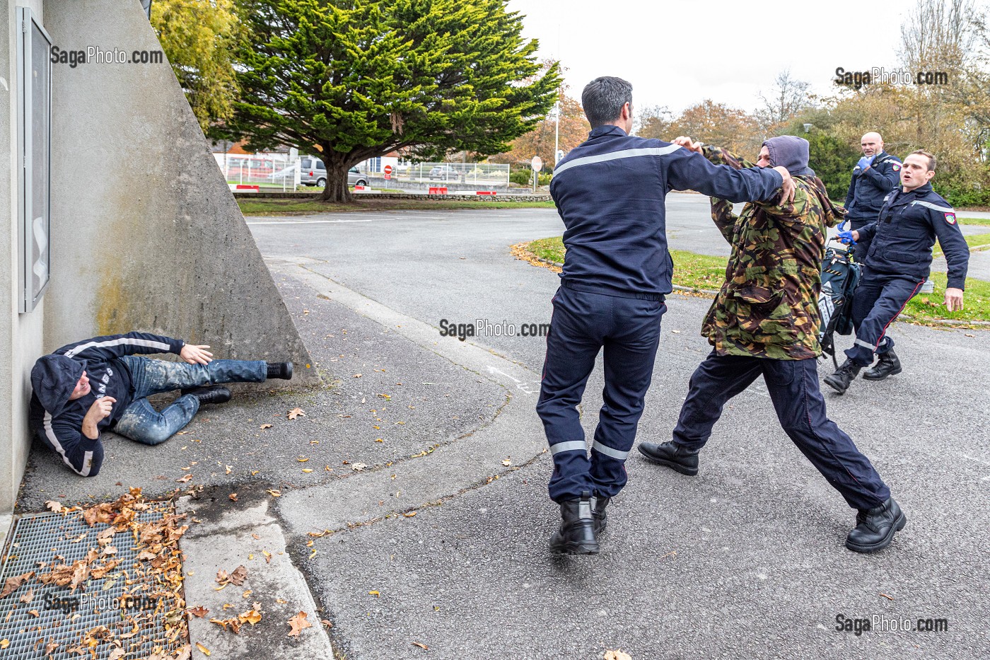 AGRESSION D'UN SDF DANS LA RUE, FORMATION POUR FAIRE FACE AUX SITUATIONS D'AGRESSIVITE ET D'AGRESSIONS EN INTERVENTION SAPEURS-POMPIERS, CENTRE DE SECOURS DE CARNAC, MORBIHAN, FRANCE 