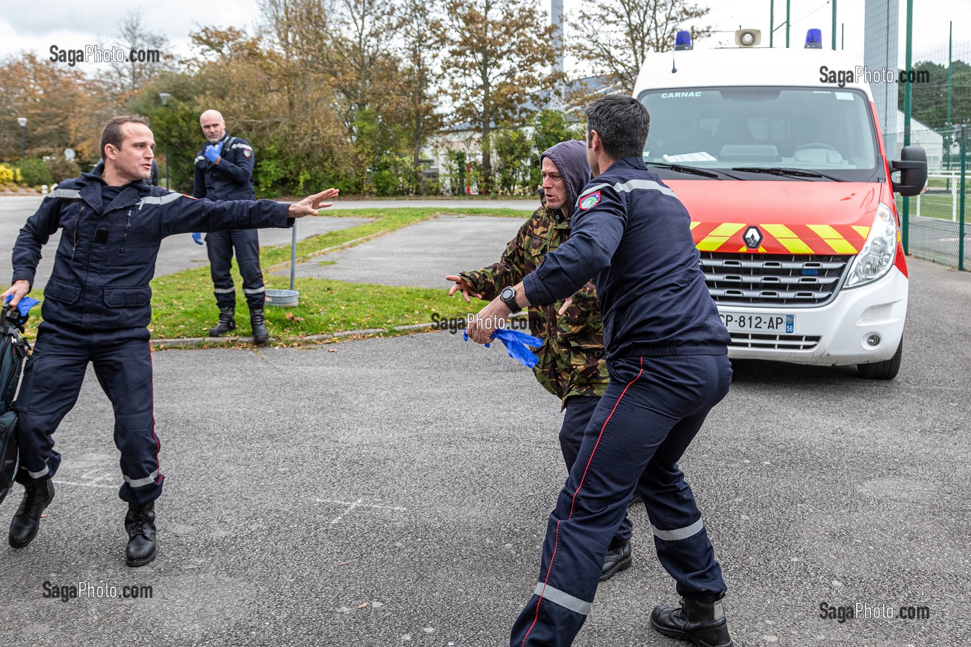 AGRESSION D'UN SDF DANS LA RUE, FORMATION POUR FAIRE FACE AUX SITUATIONS D'AGRESSIVITE ET D'AGRESSIONS EN INTERVENTION SAPEURS-POMPIERS, CENTRE DE SECOURS DE CARNAC, MORBIHAN, FRANCE 