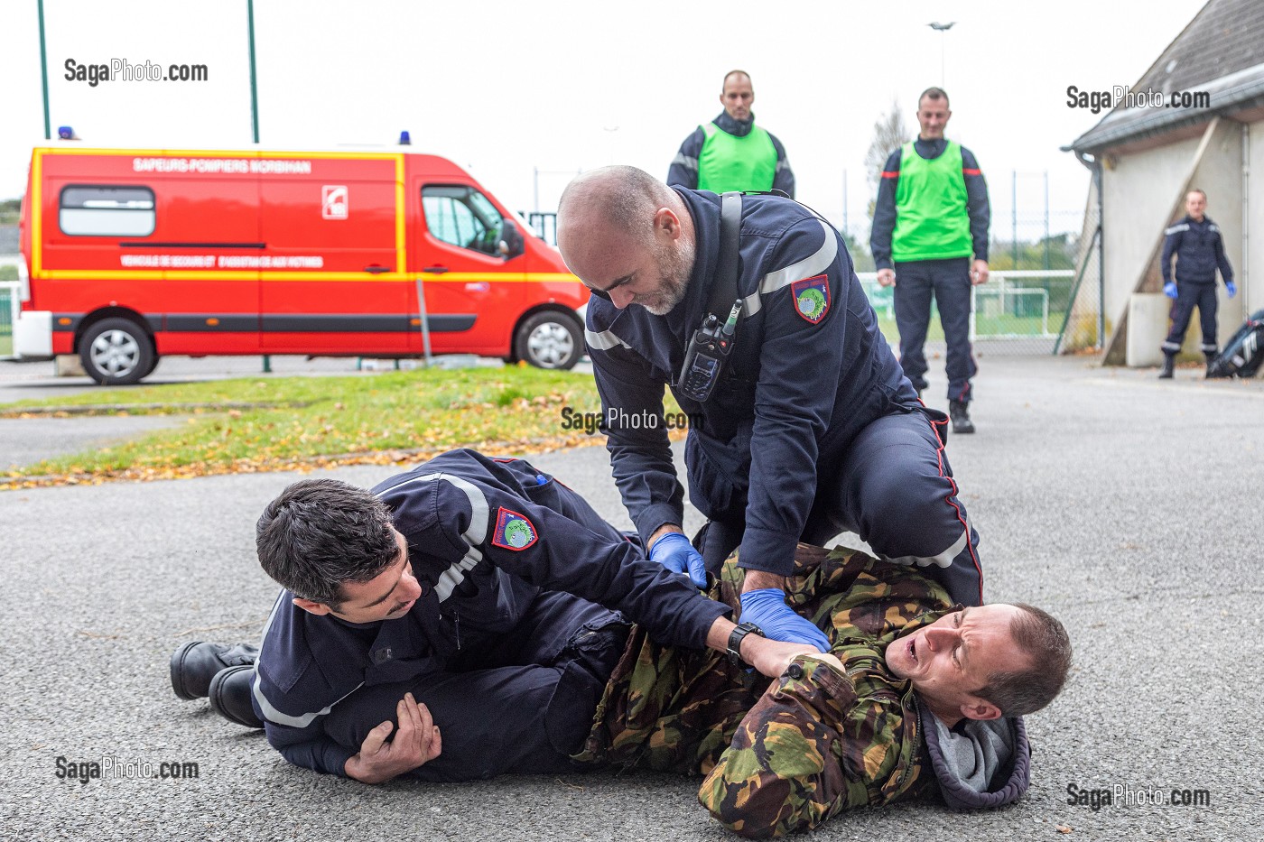 AGRESSION D'UN SDF DANS LA RUE, FORMATION POUR FAIRE FACE AUX SITUATIONS D'AGRESSIVITE ET D'AGRESSIONS EN INTERVENTION SAPEURS-POMPIERS, CENTRE DE SECOURS DE CARNAC, MORBIHAN, FRANCE 