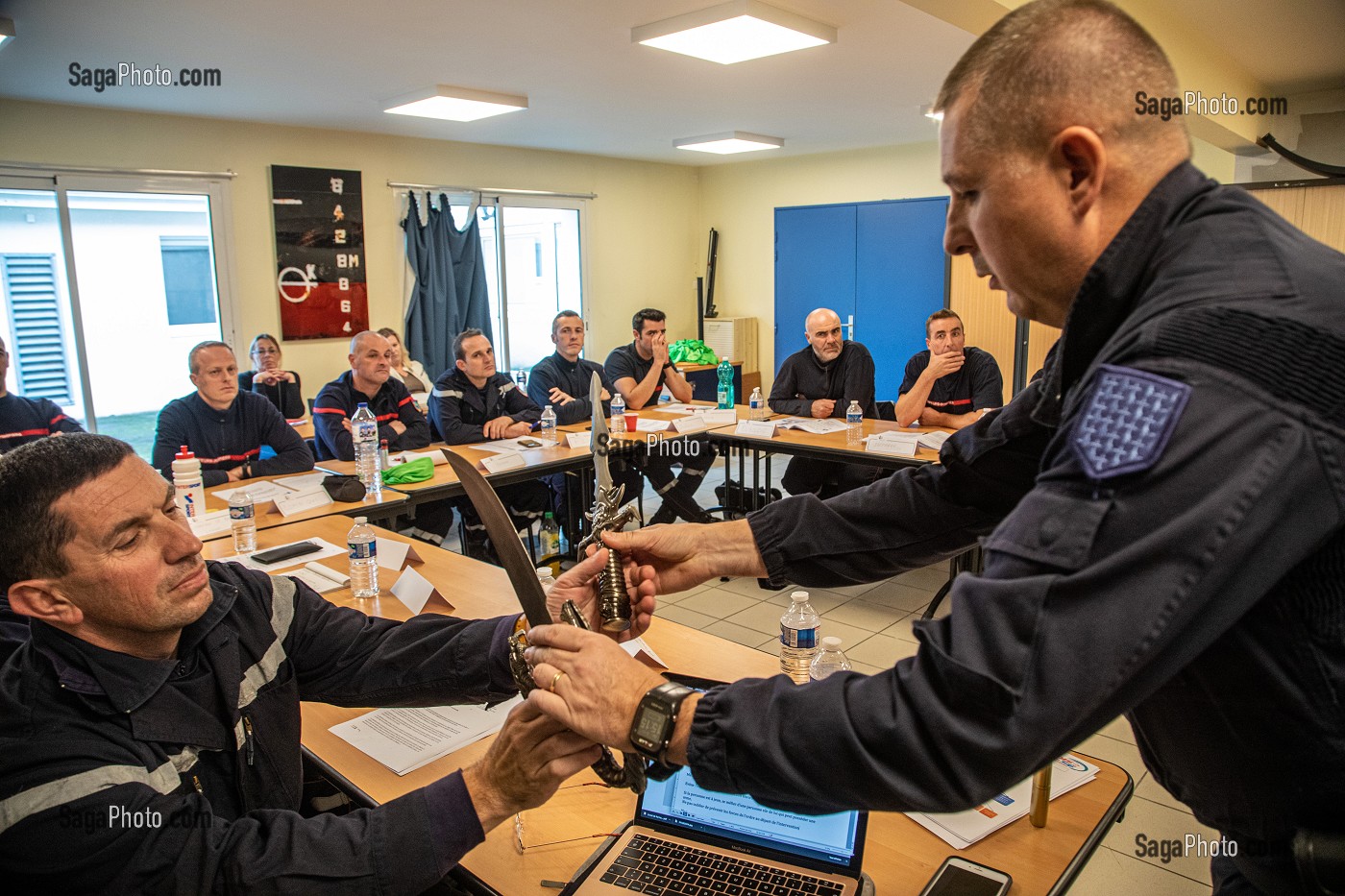 PRESENTATION DES ARMES SAISIES PAR LA GENDARMERIE, FORMATION POUR FAIRE FACE AUX SITUATIONS D'AGRESSIVITE ET D'AGRESSIONS EN INTERVENTION SAPEURS-POMPIERS, CENTRE DE SECOURS DE CARNAC, MORBIHAN, FRANCE 